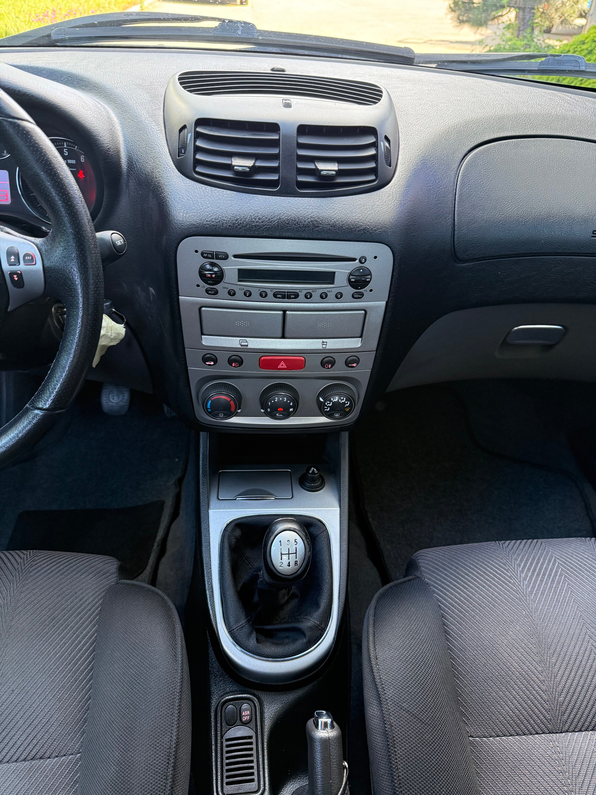ALFA ROMEO 147 1.6 TS 16V Distinctive-image-9