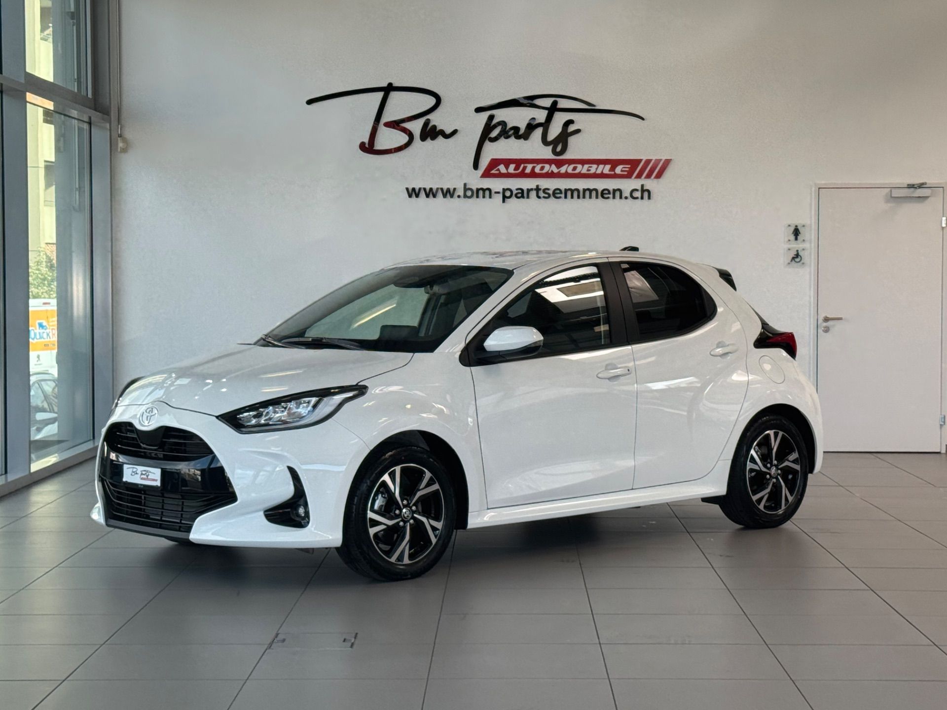 TOYOTA Yaris 1.5 Trend e-CVT-image-1