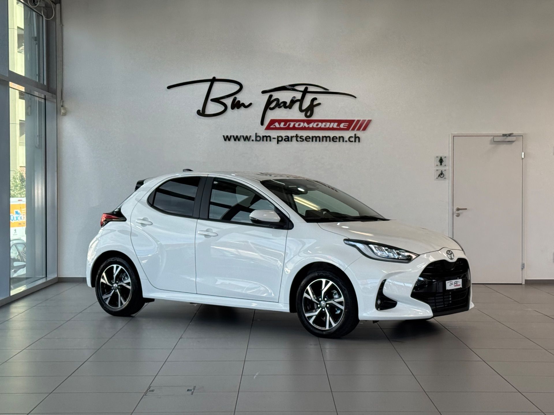 TOYOTA Yaris 1.5 Trend e-CVT-image-0