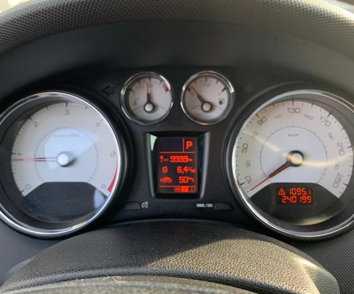 PEUGEOT 308 SW 2.0 HDI Business Automatic (Klimatronik * Alufelgen * 8 Fachbereift * Panorama * Navigation * BO4)-image-8
