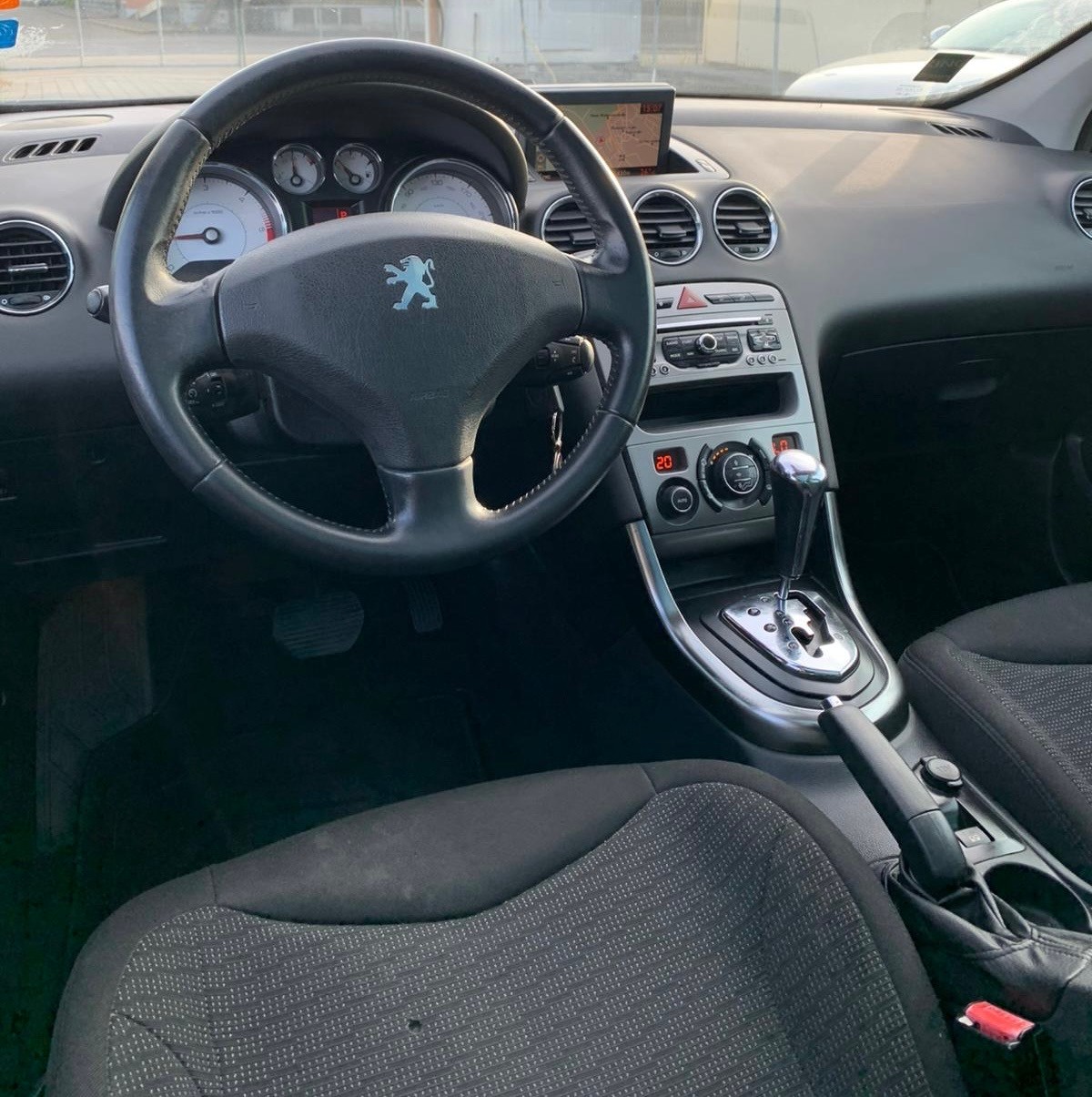 PEUGEOT 308 SW 2.0 HDI Business Automatic (Klimatronik * Alufelgen * 8 Fachbereift * Panorama * Navigation * BO4)-image-11