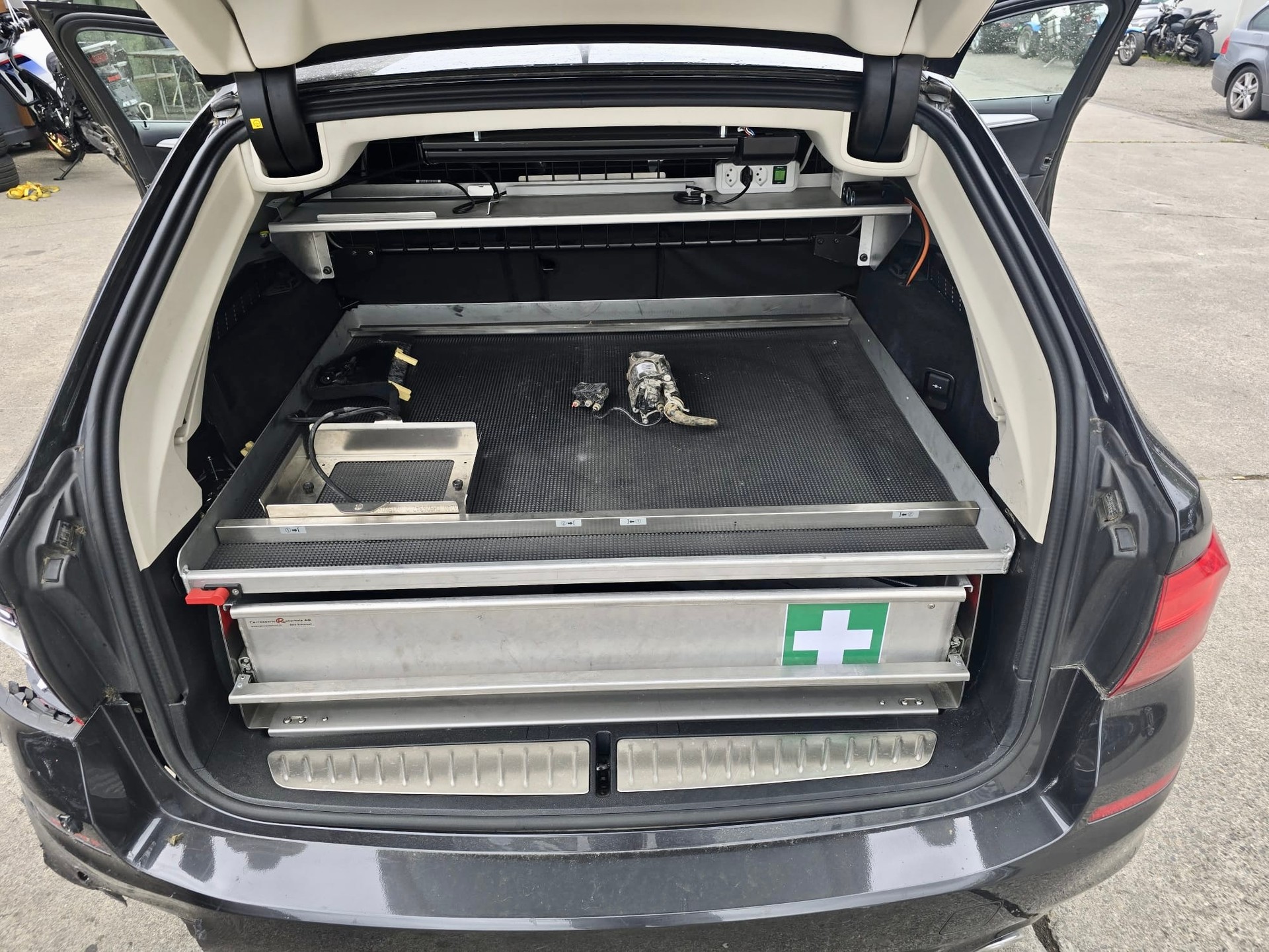 BMW 530d xDrive Touring Steptronic-image-12