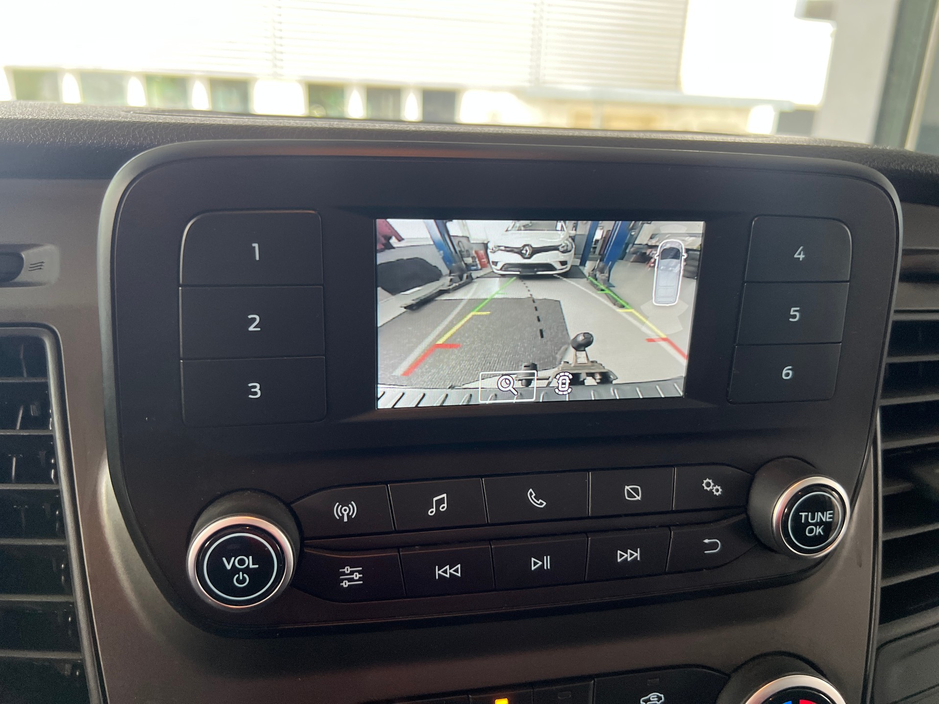 FORD Transit Custom Van 320 L1H1 Ambiente-image-9