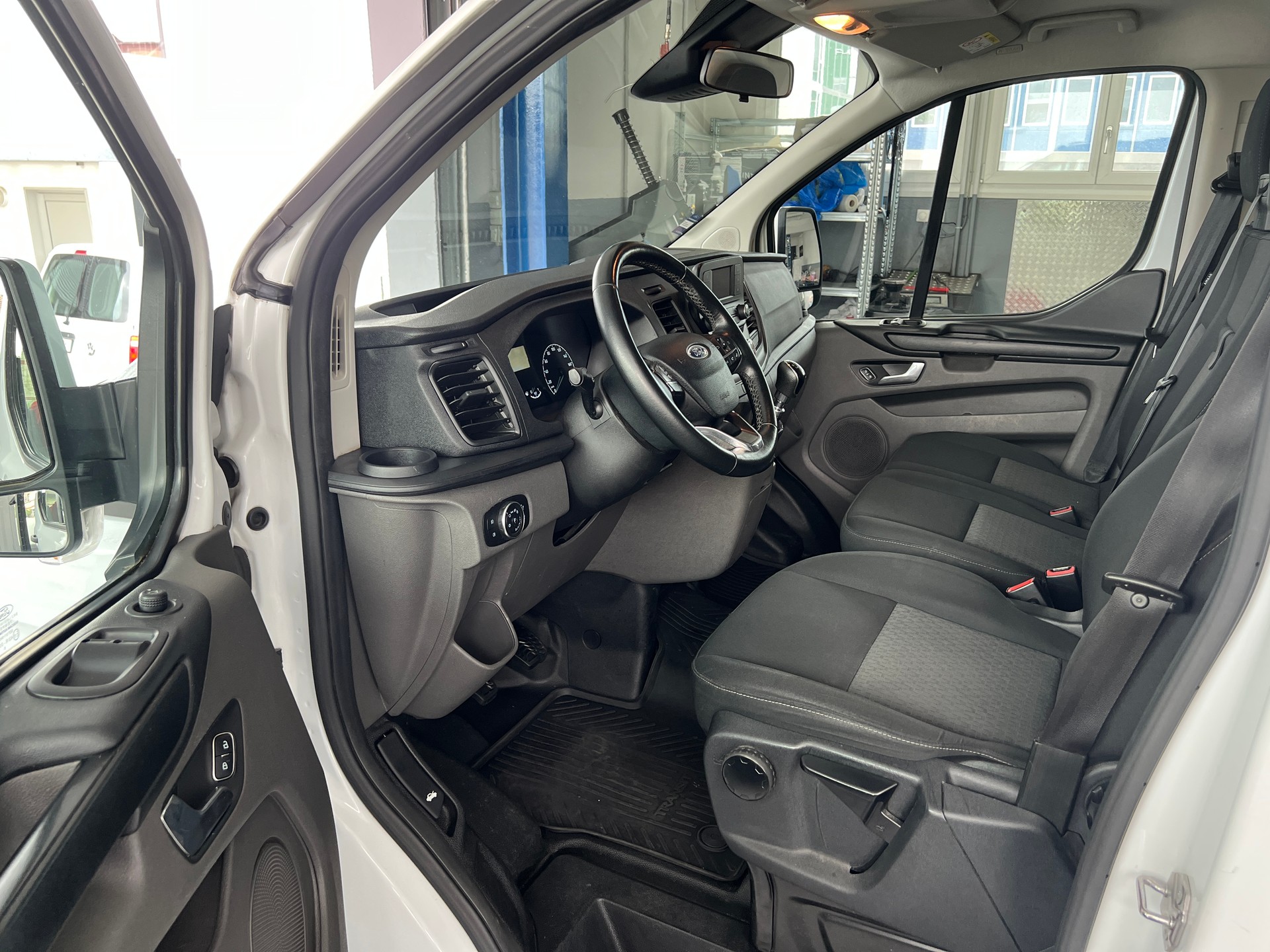 FORD Transit Custom Van 320 L1H1 Ambiente-image-4