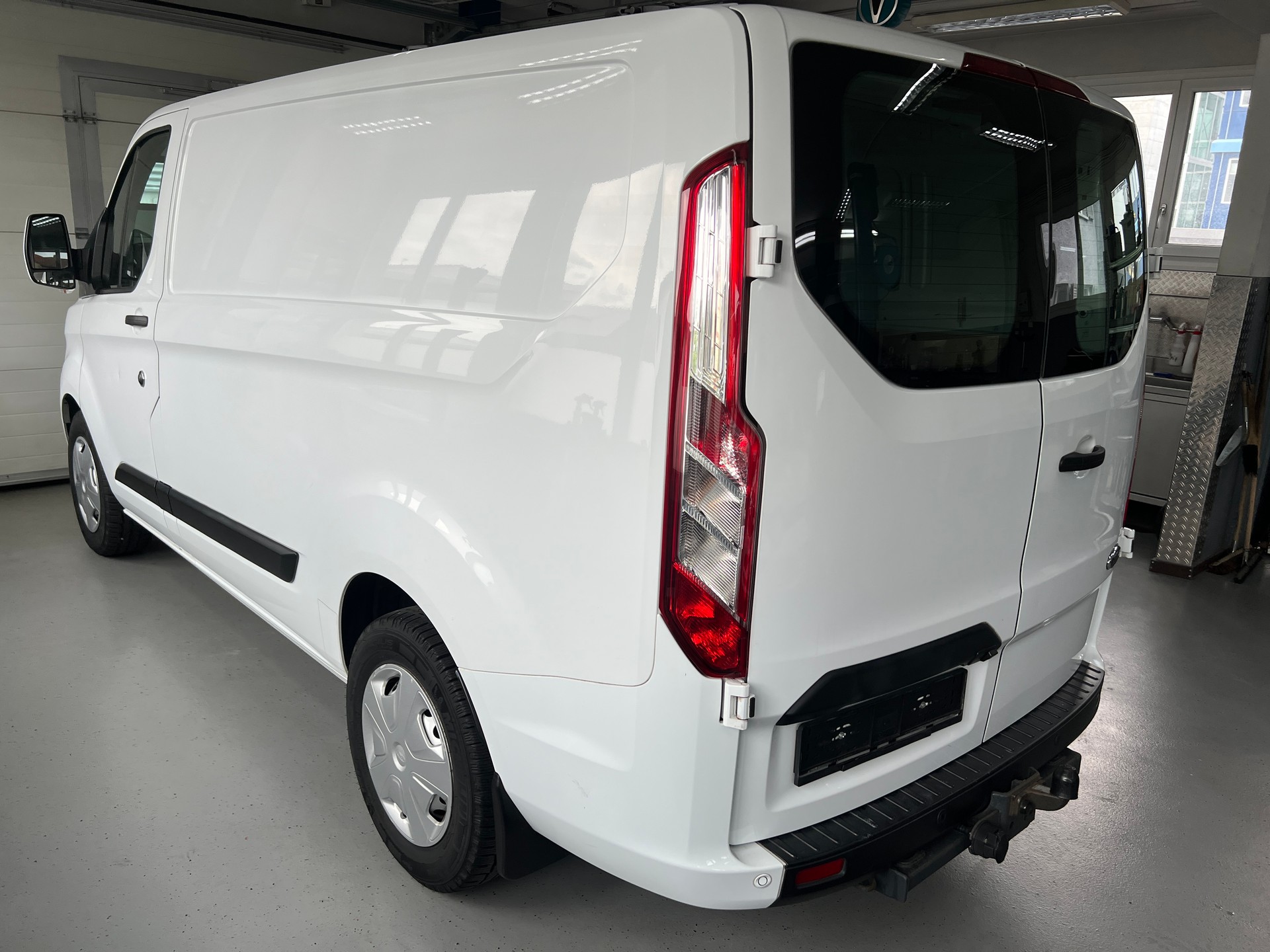 FORD Transit Custom Van 320 L1H1 Ambiente-image-2