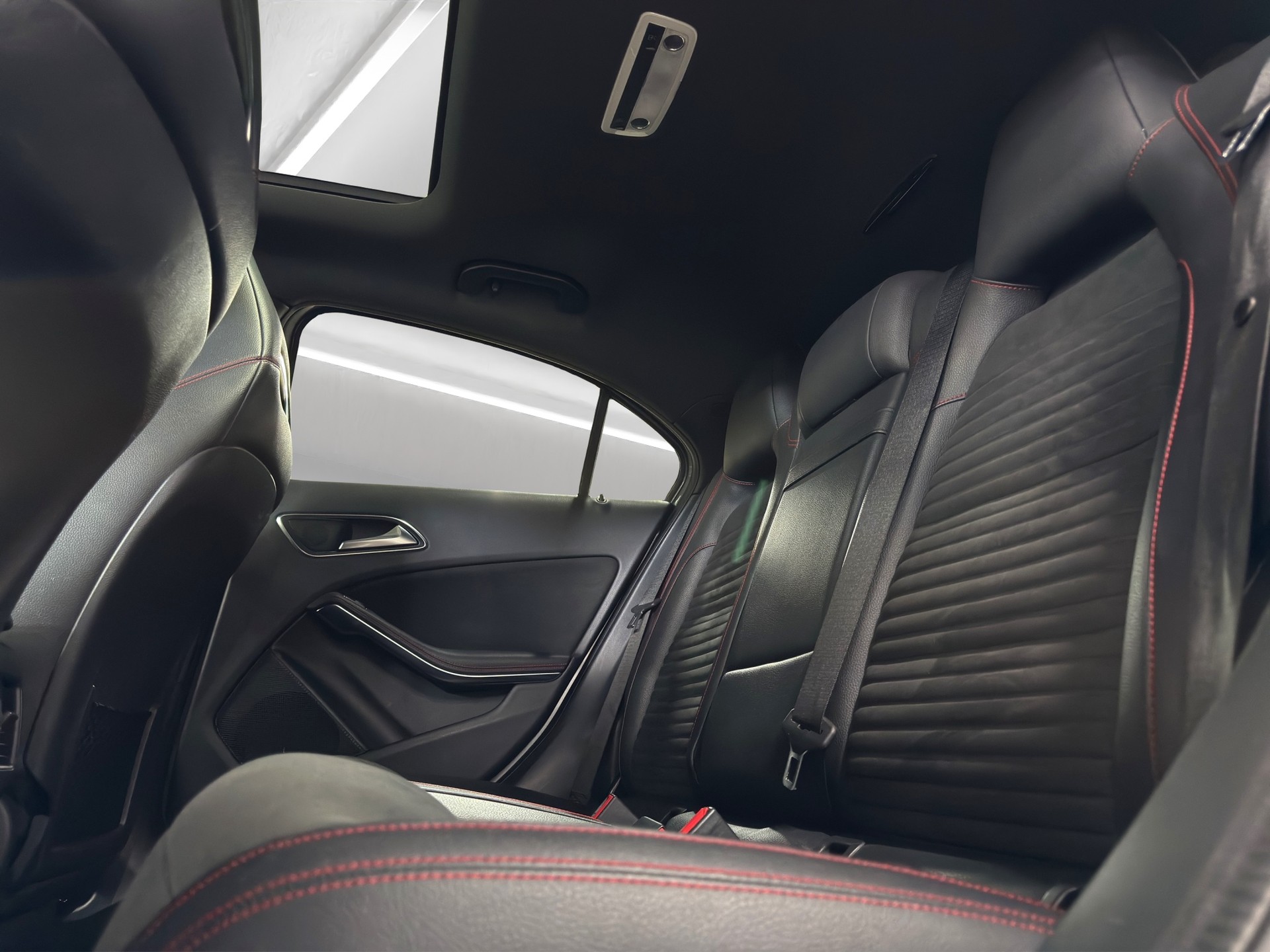 MERCEDES-BENZ A 250 AMG Line 4Matic 7G-DCT-image-13