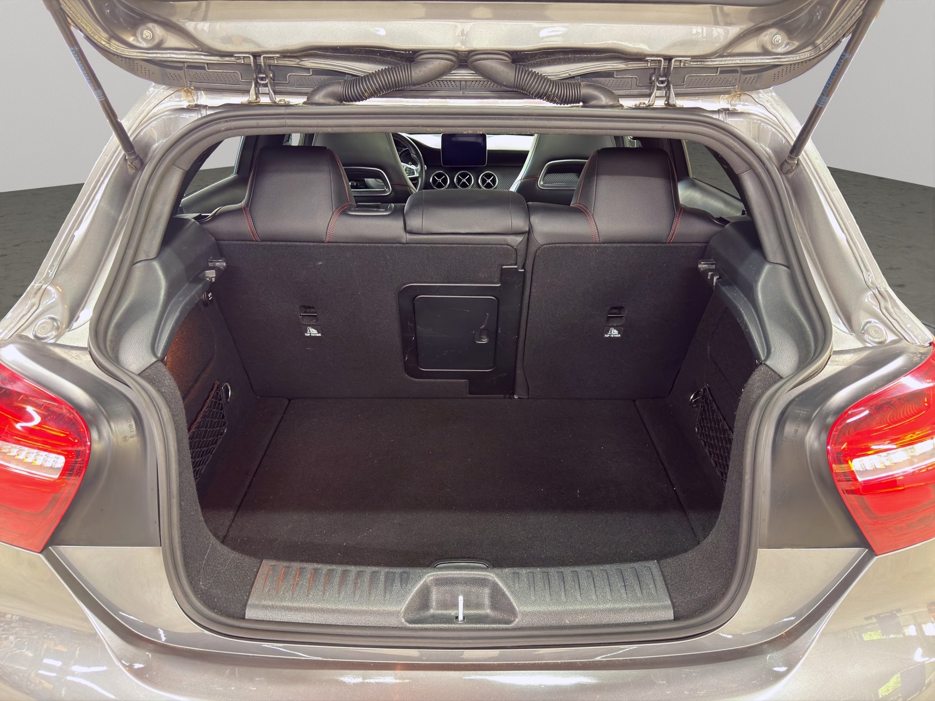 MERCEDES-BENZ A 250 AMG Line 4Matic 7G-DCT-image-9