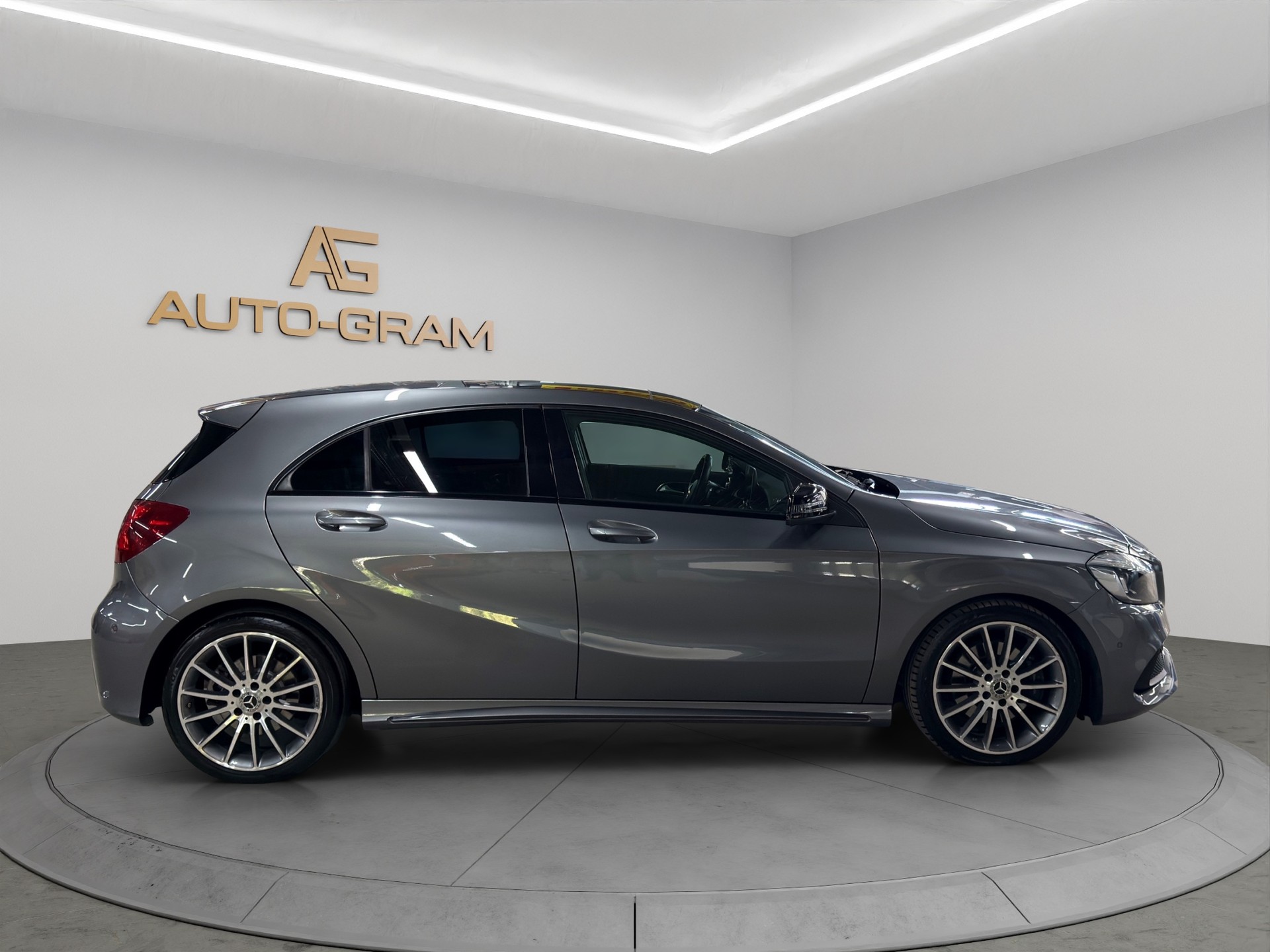 MERCEDES-BENZ A 250 AMG Line 4Matic 7G-DCT-image-6