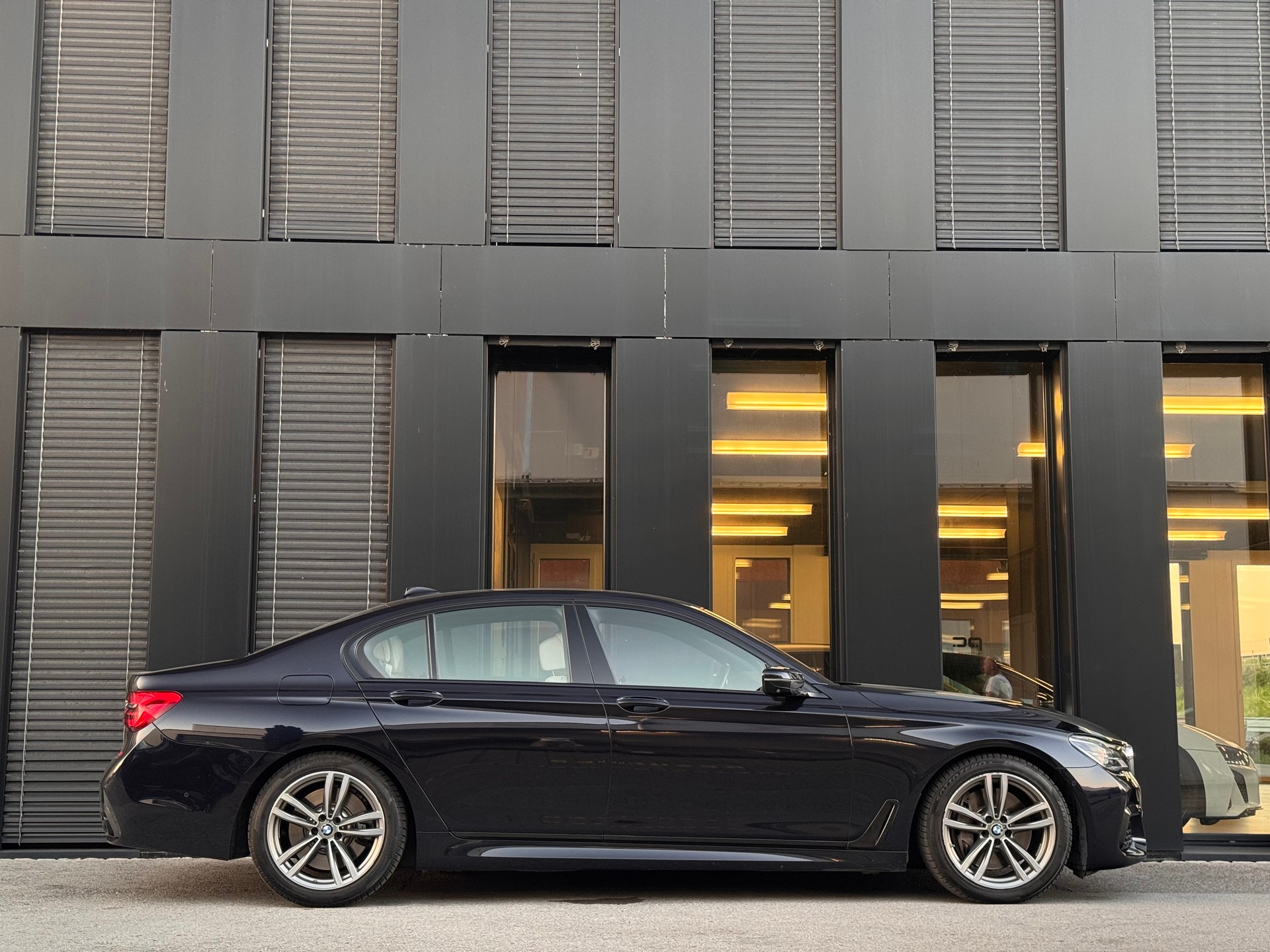BMW 750i xDrive Steptronic-image-9