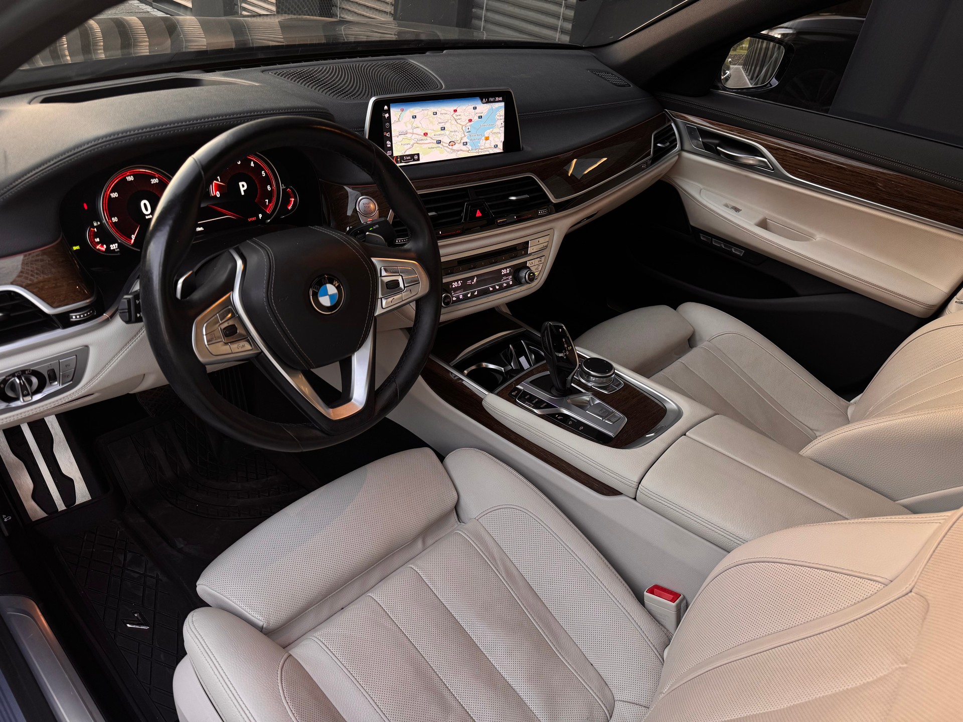 BMW 750i xDrive Steptronic-image-12