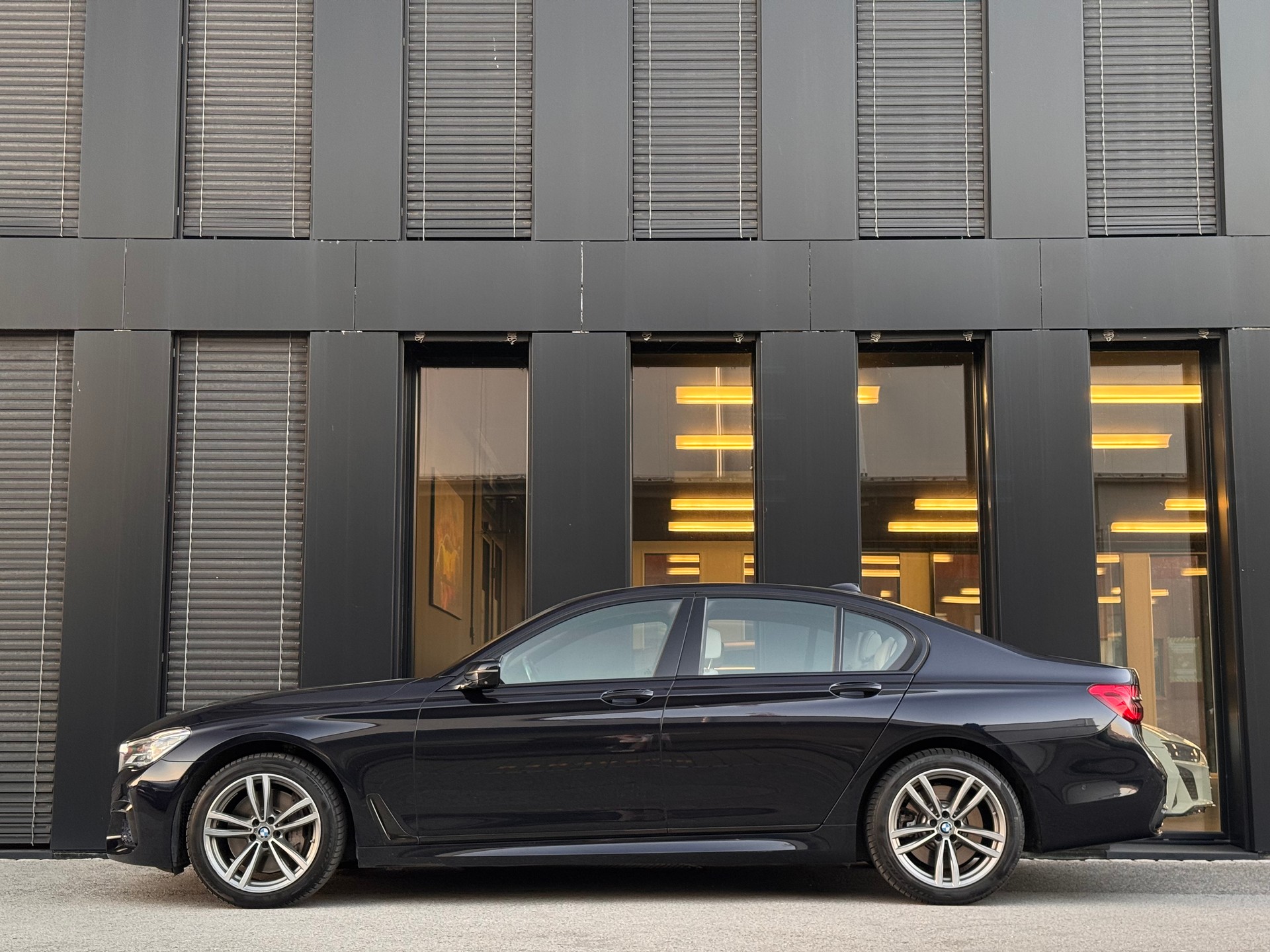 BMW 750i xDrive Steptronic-image-3