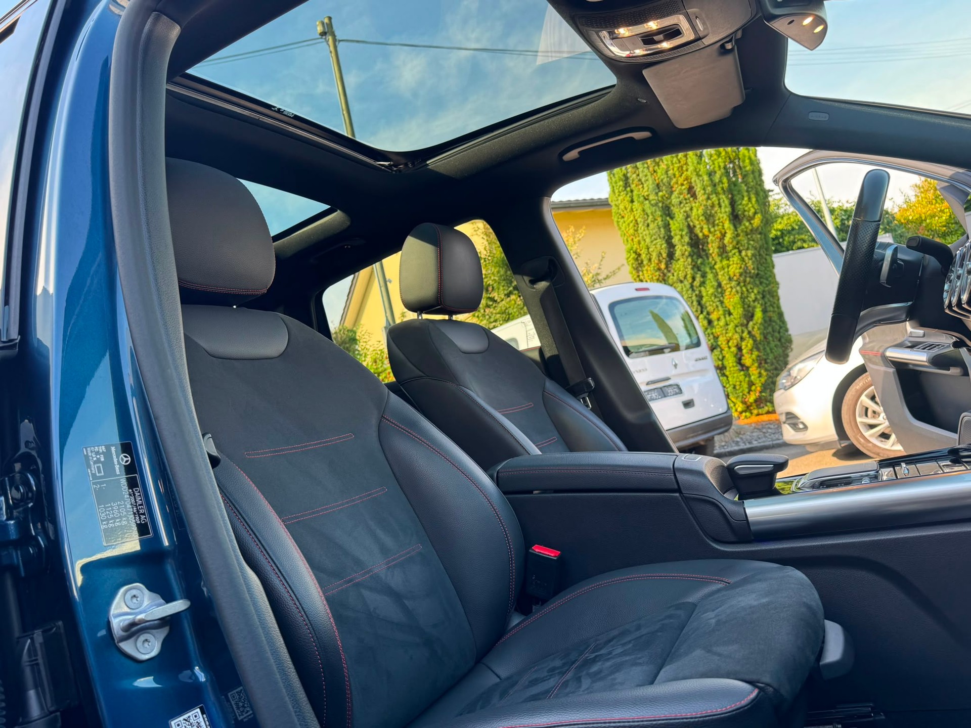 MERCEDES-BENZ B 250 4Matic AMG Line-image-14