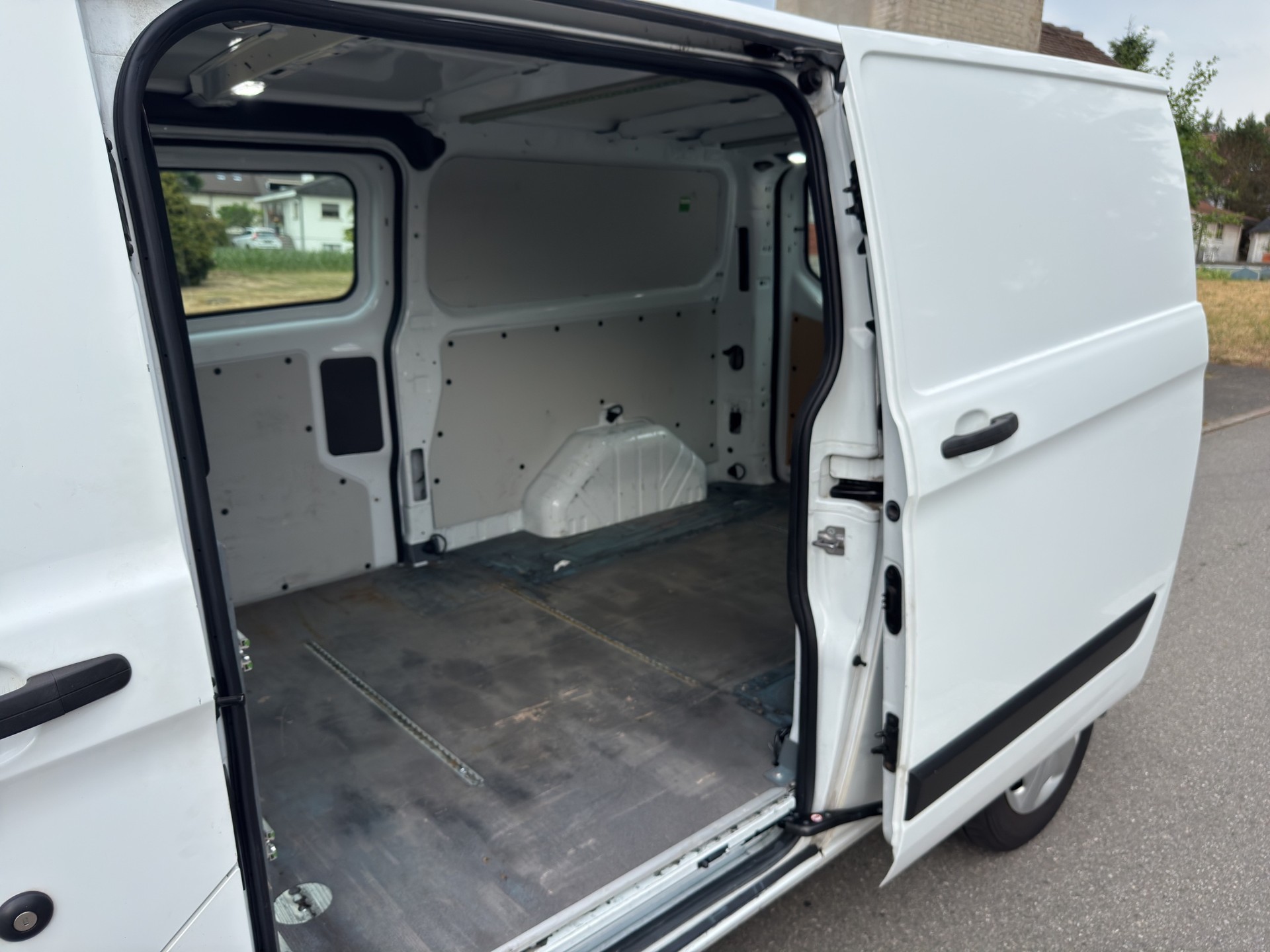 FORD TRANSIT CUSTOM-image-9