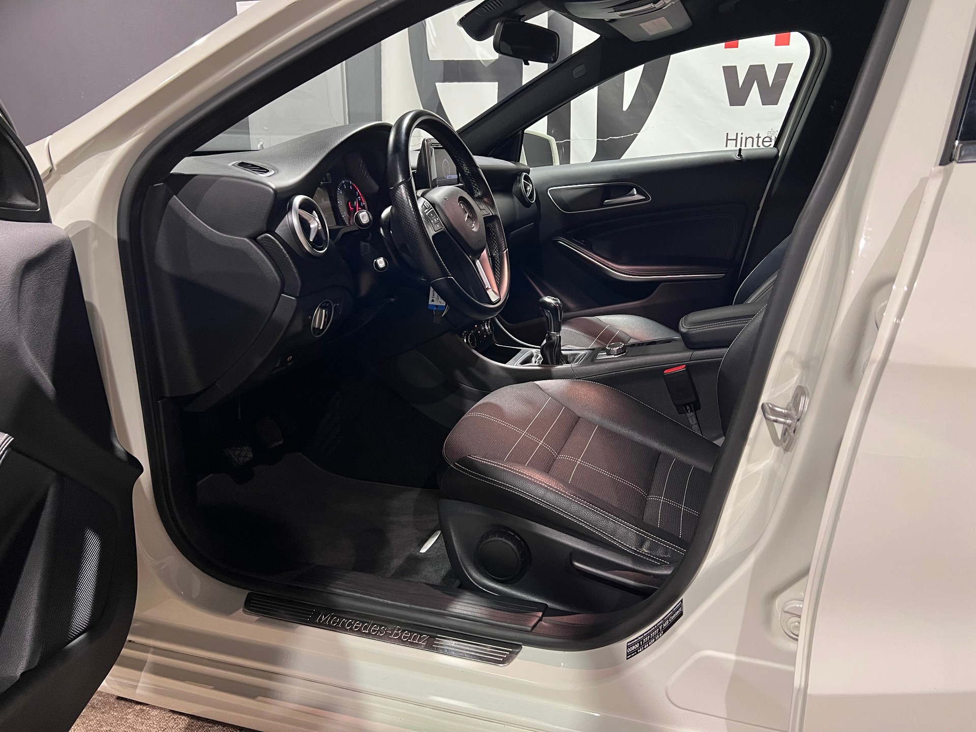MERCEDES-BENZ A 180 Urban-image-10