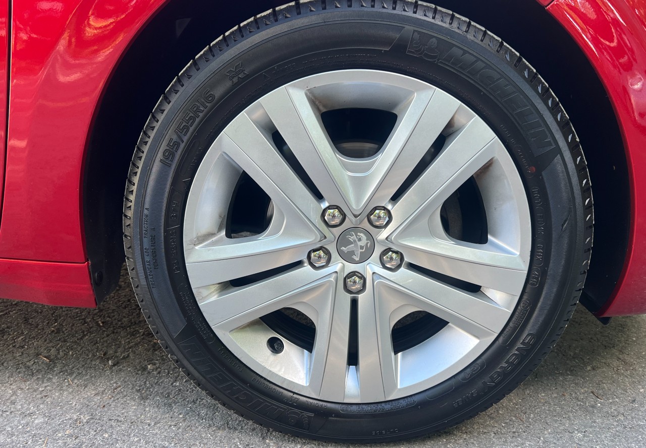 PEUGEOT 208 1.2 PureTech Signature-image-14