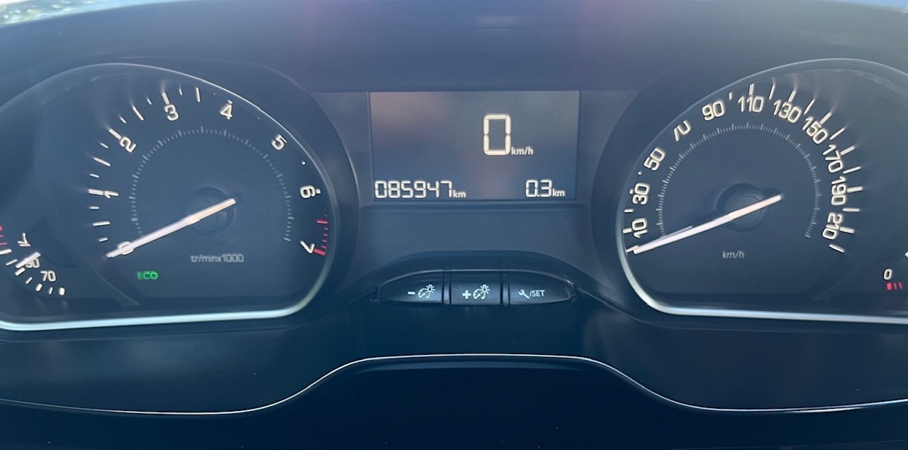 PEUGEOT 208 1.2 PureTech Signature-image-12
