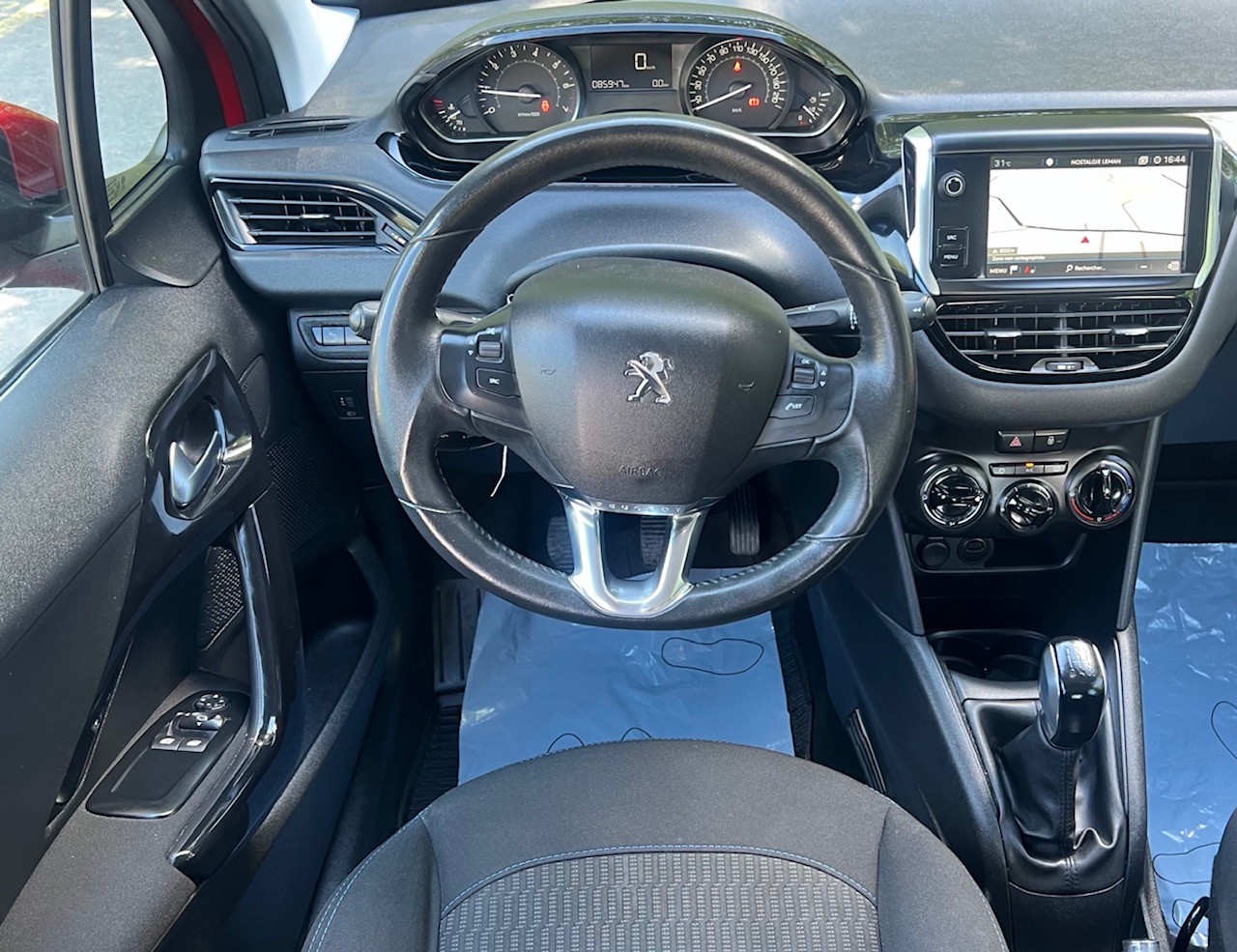 PEUGEOT 208 1.2 PureTech Signature-image-10