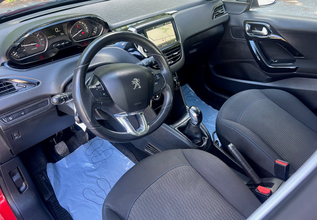 PEUGEOT 208 1.2 PureTech Signature-image-6