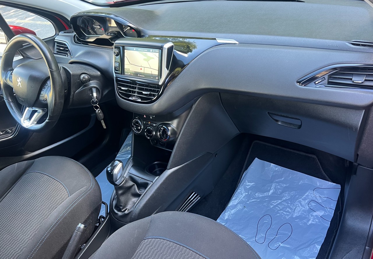 PEUGEOT 208 1.2 PureTech Signature-image-7