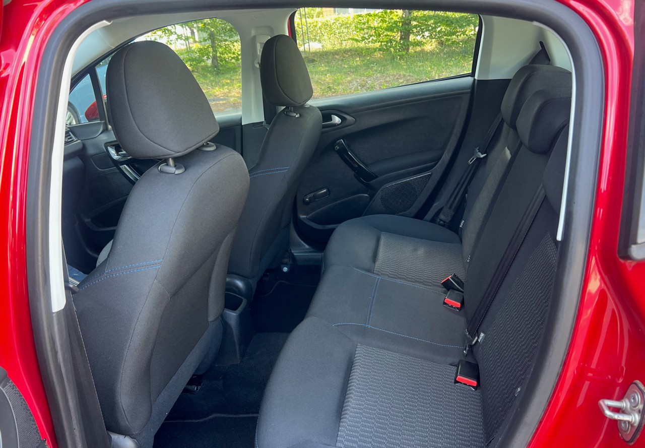 PEUGEOT 208 1.2 PureTech Signature-image-8