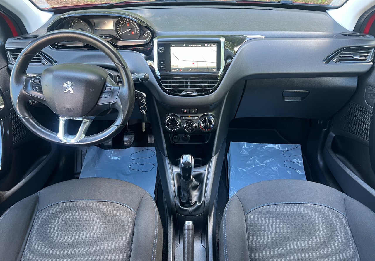 PEUGEOT 208 1.2 PureTech Signature-image-9