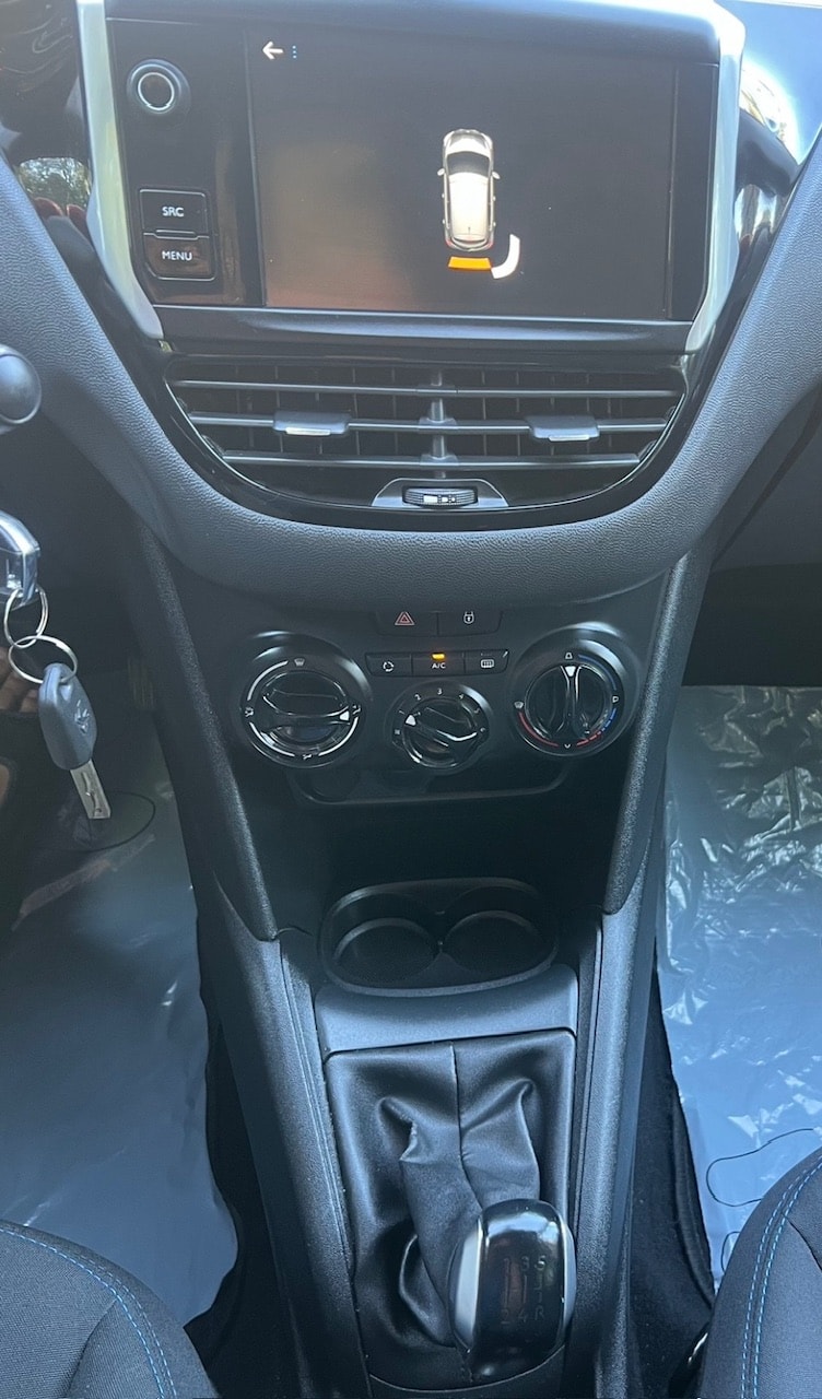 PEUGEOT 208 1.2 PureTech Signature-image-11