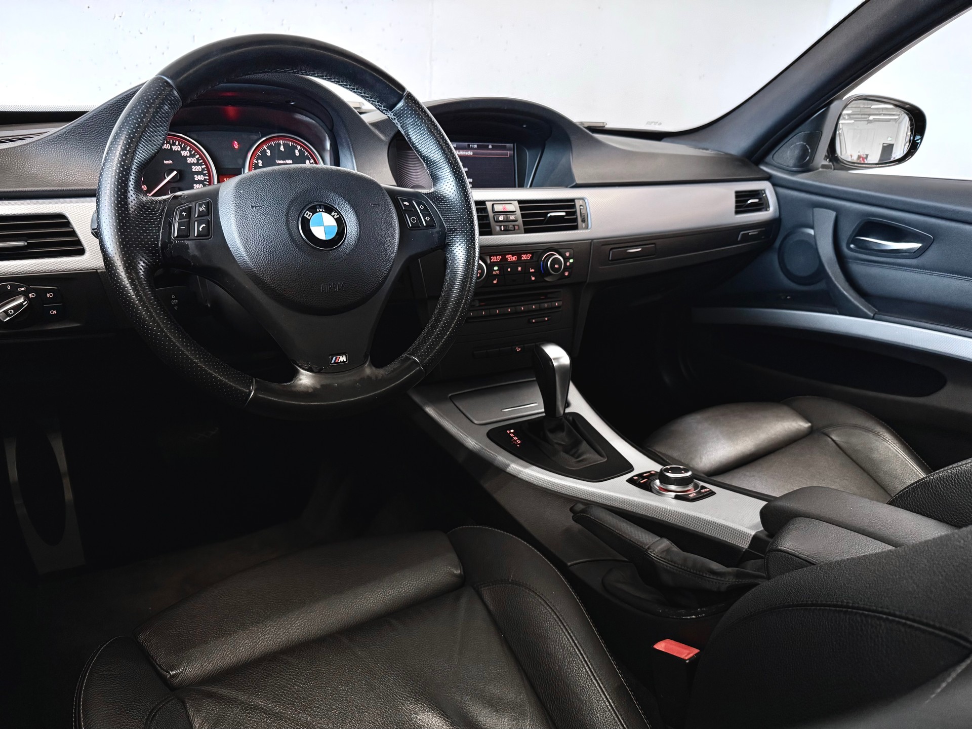 BMW 335i xDrive Touring | AUTOMATIK | ALLRAD | HARTGE AUSPUFFANLAGE | DISTANZSCHEIBEN EINGETRAGEN-image-14