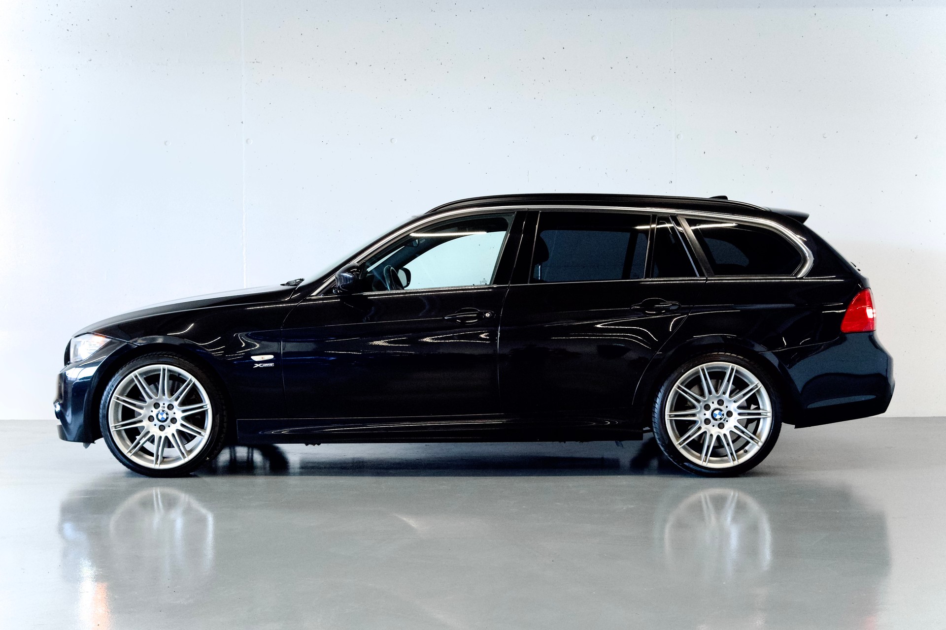 BMW 335i xDrive Touring | AUTOMATIK | ALLRAD | HARTGE AUSPUFFANLAGE | DISTANZSCHEIBEN EINGETRAGEN-image-3