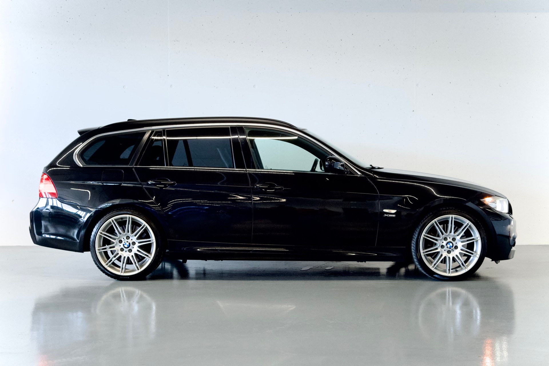 BMW 335i xDrive Touring | AUTOMATIK | ALLRAD | HARTGE AUSPUFFANLAGE | DISTANZSCHEIBEN EINGETRAGEN-image-1