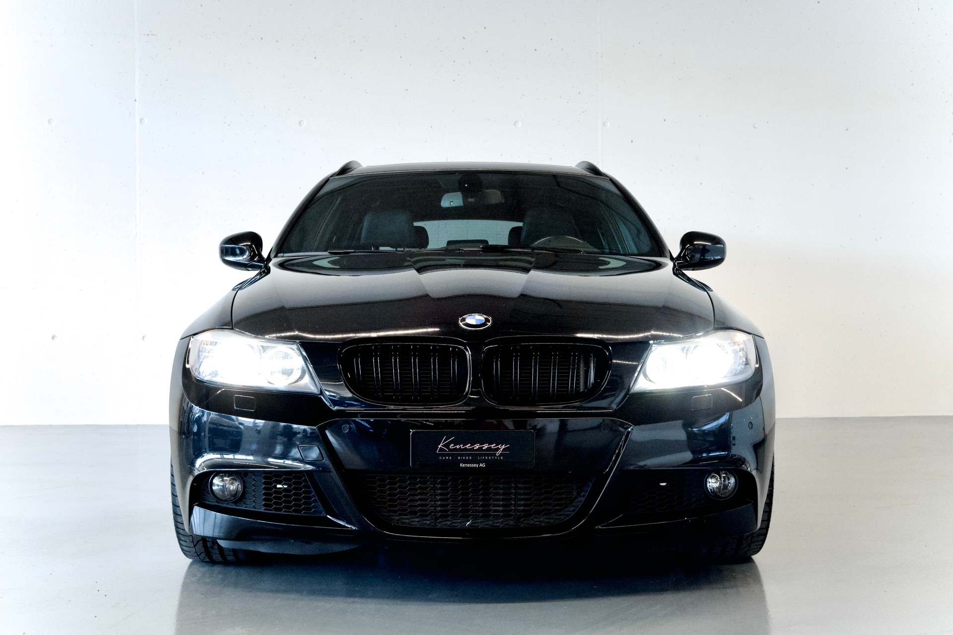 BMW 335i xDrive Touring | AUTOMATIK | ALLRAD | HARTGE AUSPUFFANLAGE | DISTANZSCHEIBEN EINGETRAGEN-image-2
