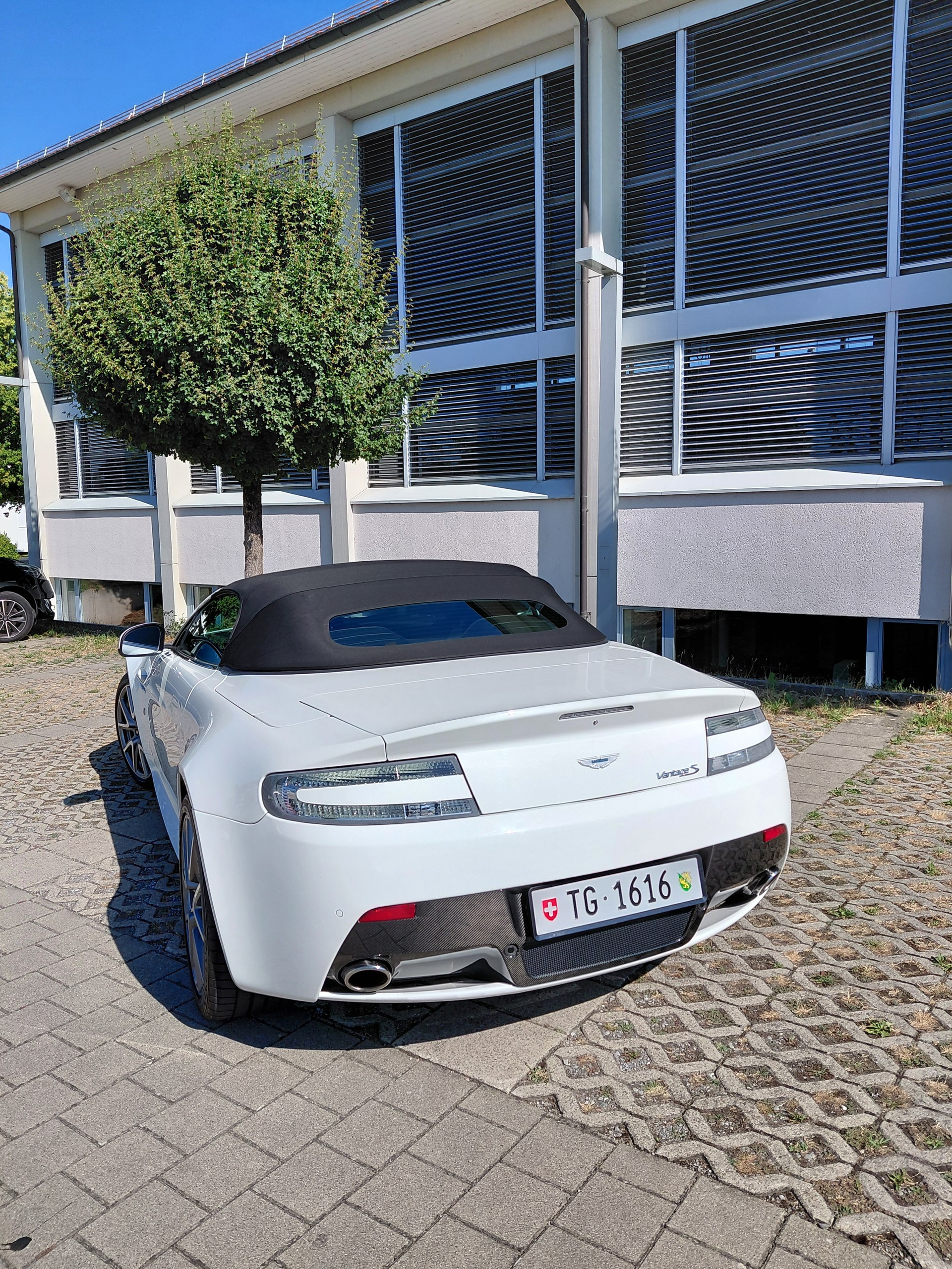 ASTON MARTIN Vantage S R-image-9