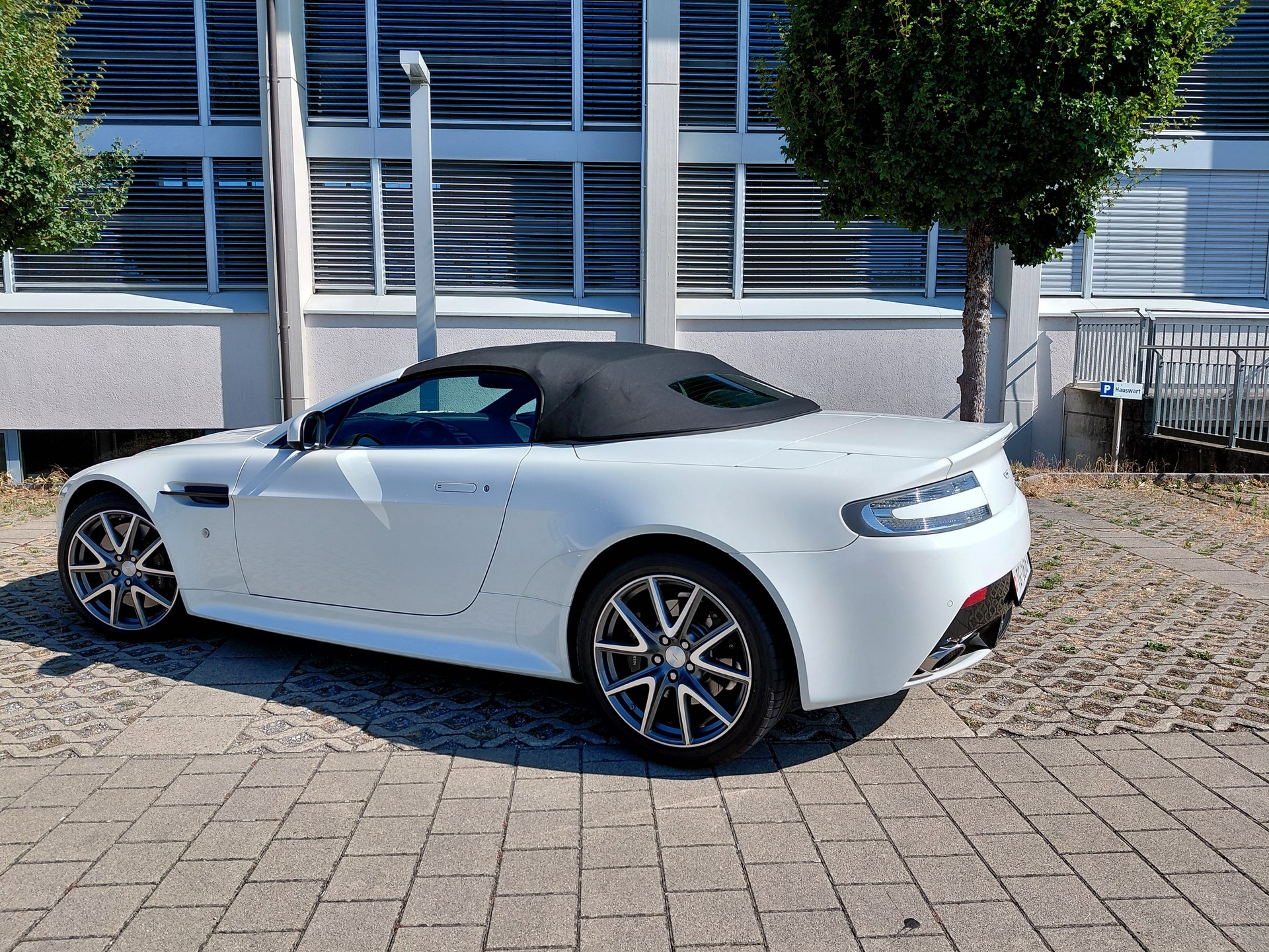 ASTON MARTIN Vantage S R-image-10