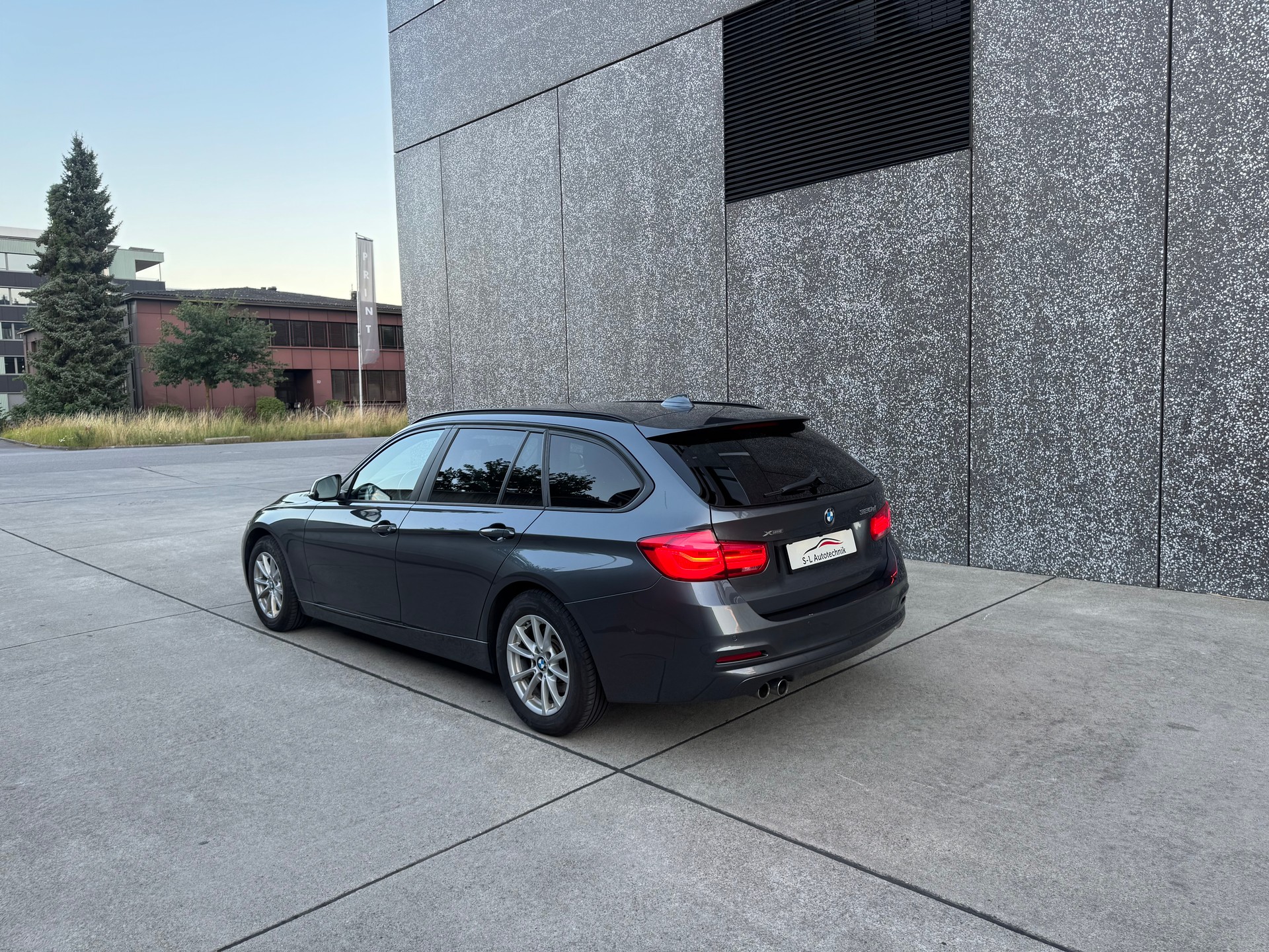 BMW 320d xDrive Touring Sport Line Steptronic-image-4