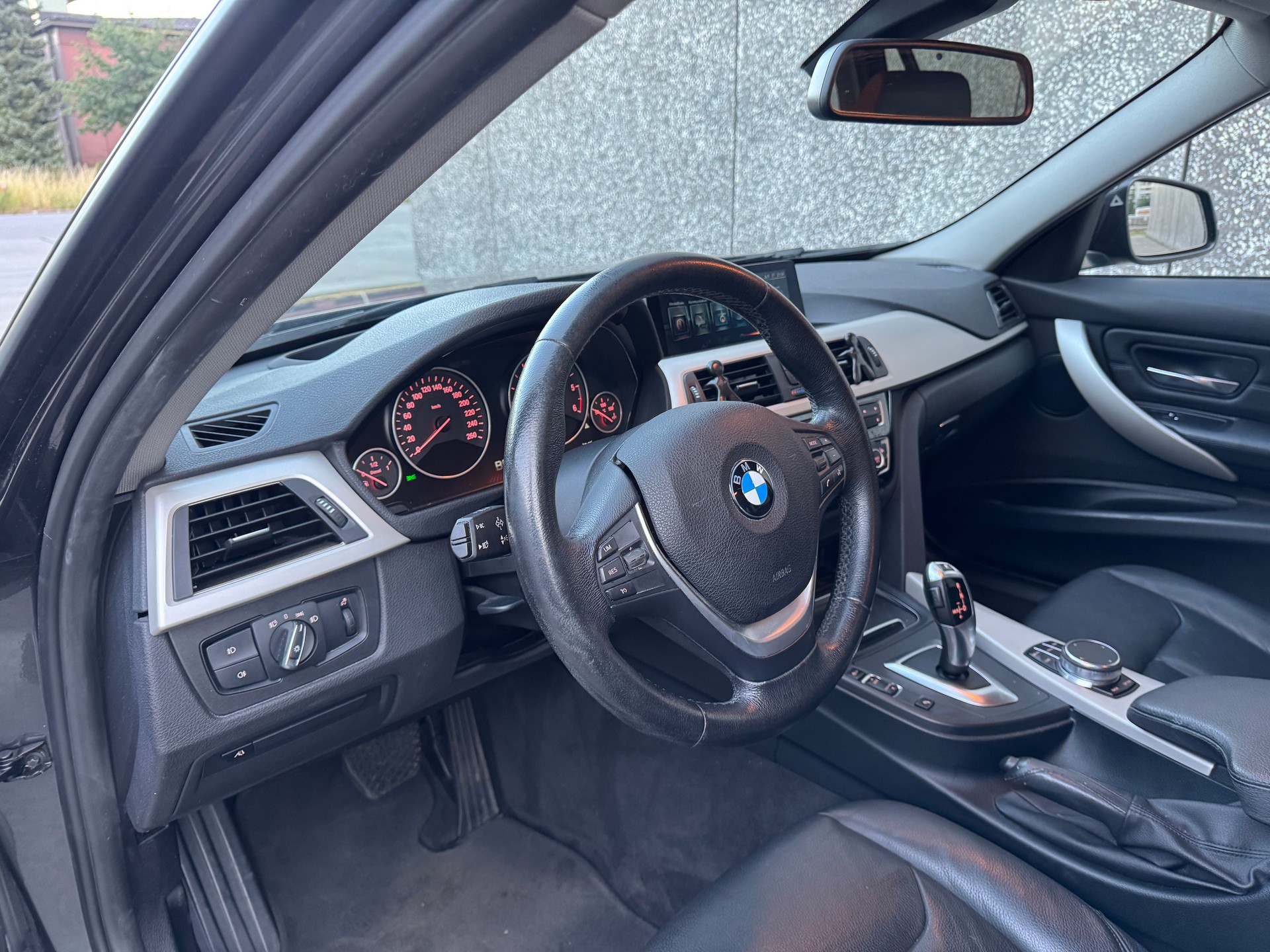 BMW 320d xDrive Touring Sport Line Steptronic-image-12