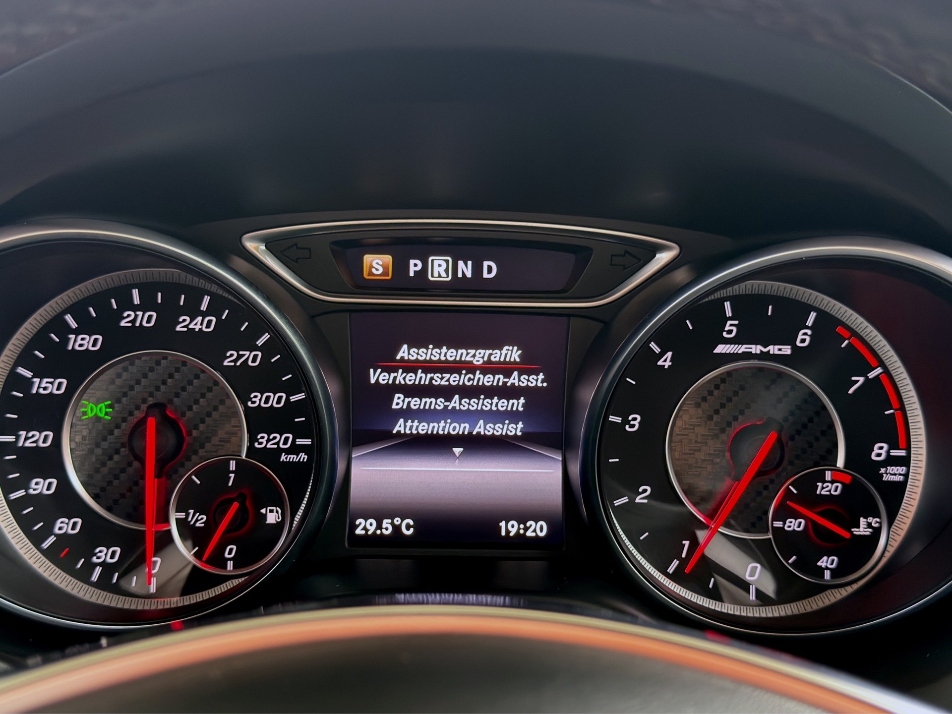 MERCEDES-BENZ GLA 45 AMG Yellow Night Edition 4Matic 7G-DCT-image-19