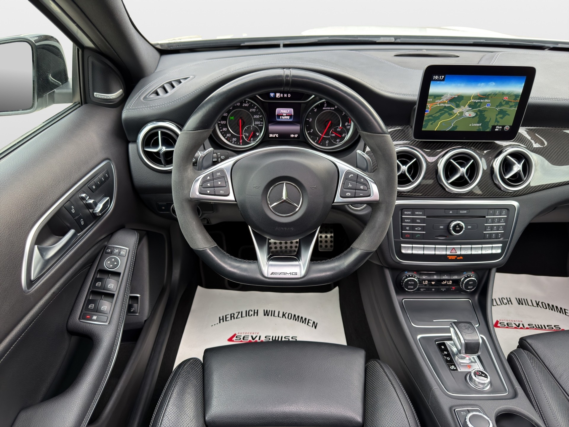 MERCEDES-BENZ GLA 45 AMG Yellow Night Edition 4Matic 7G-DCT-image-10