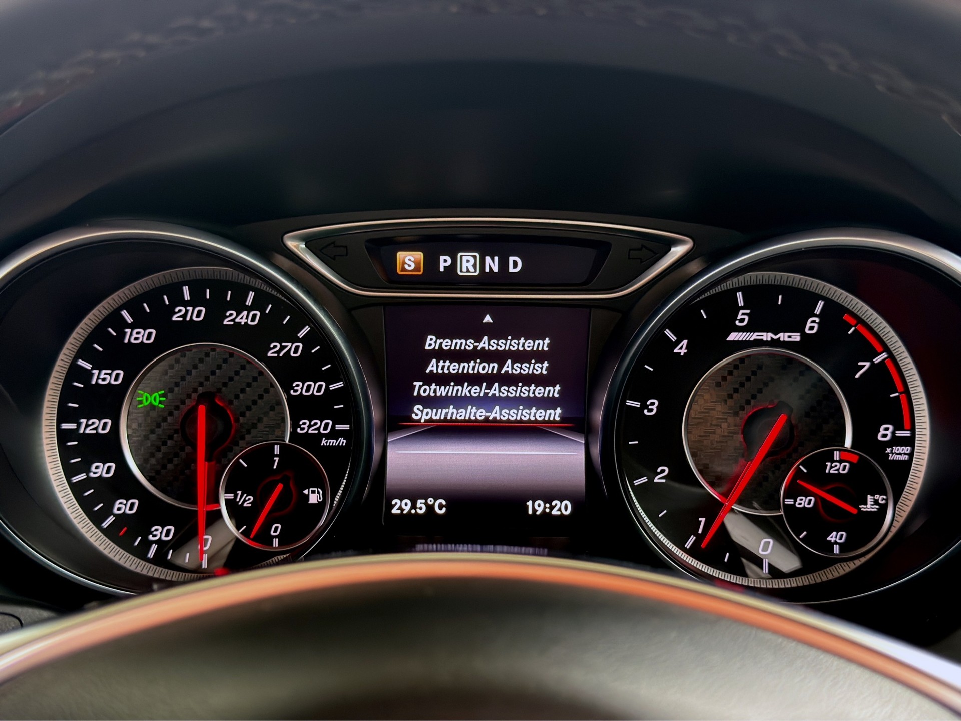 MERCEDES-BENZ GLA 45 AMG Yellow Night Edition 4Matic 7G-DCT-image-18