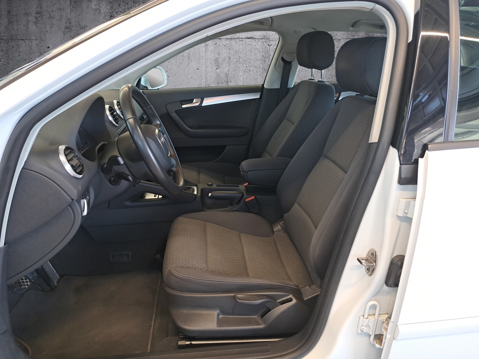 AUDI A3 Sportback 1.8 16V T FSI Amb-image-9