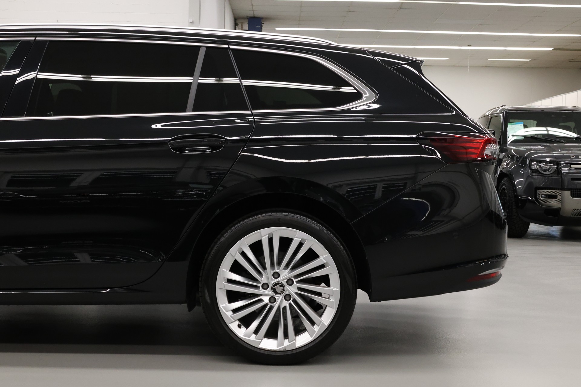 SKODA Superb Combi 2.0 TDI L & K 4x4 DSG-image-12