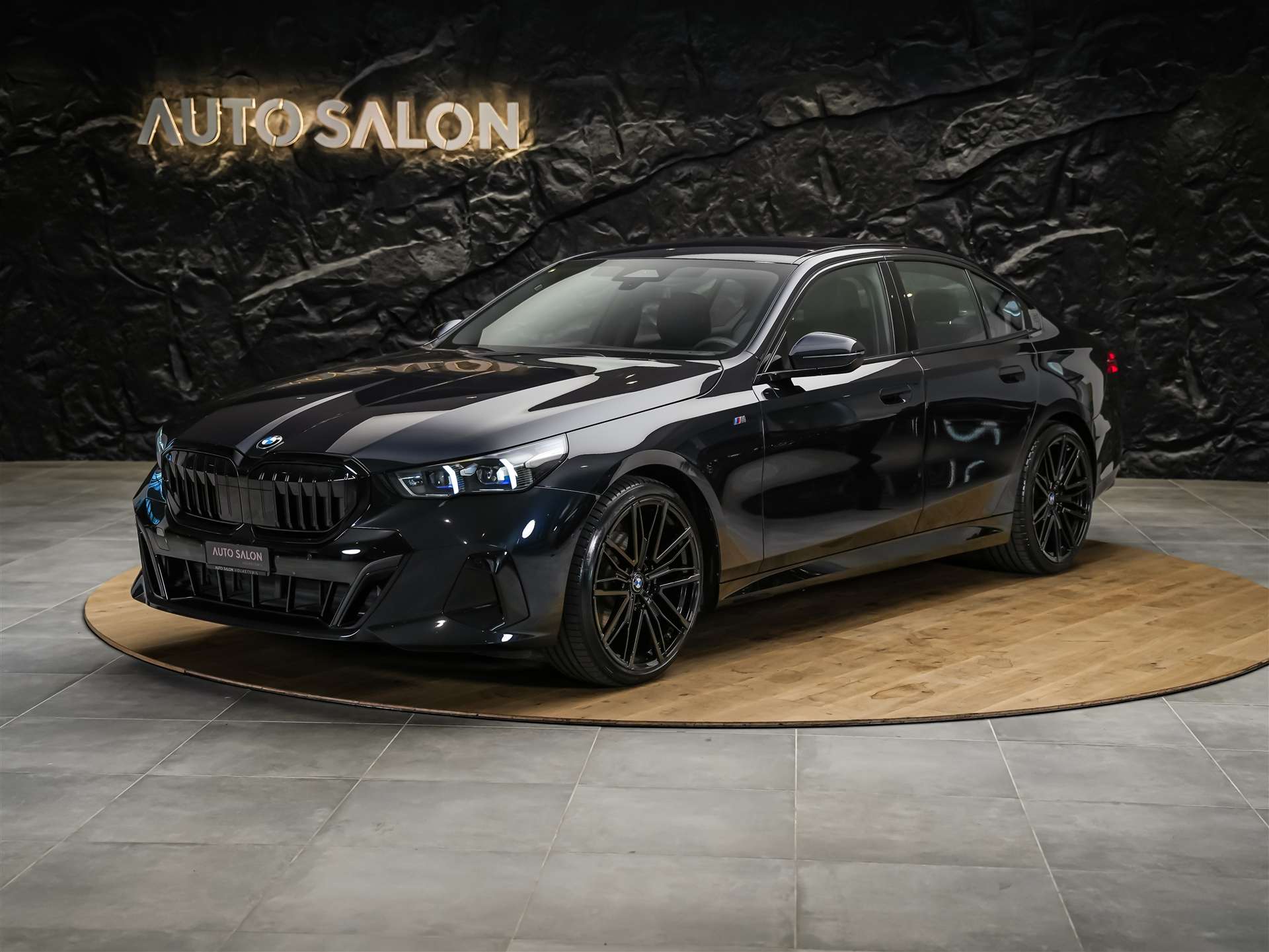 BMW 520d xDrive M Sport Steptronic *ALL BLACK*21" Felgen*M-Fahrwerk*-image-0