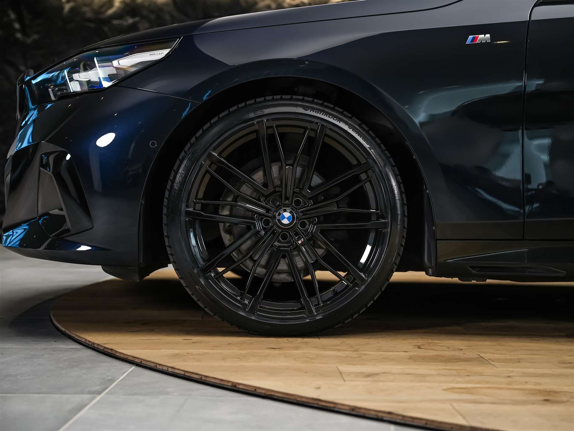 BMW 520d xDrive M Sport Steptronic *ALL BLACK*21" Felgen*M-Fahrwerk*-image-16