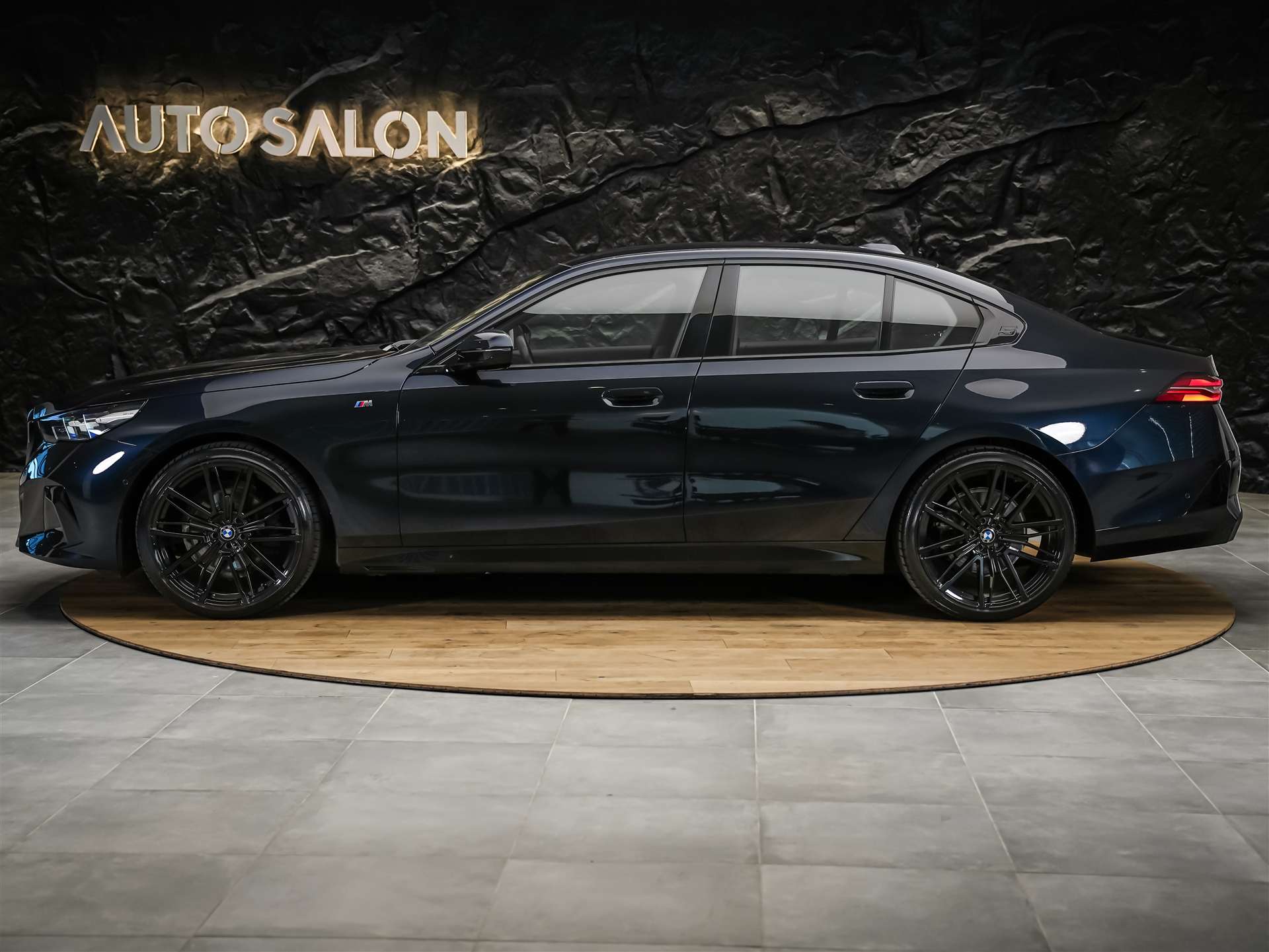 BMW 520d xDrive M Sport Steptronic *ALL BLACK*21" Felgen*M-Fahrwerk*-image-1
