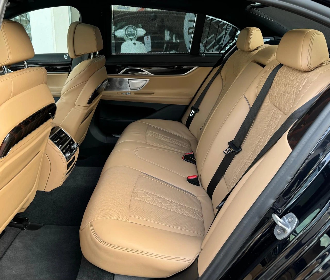 BMW 750i xDrive Steptronic M Sport-image-9