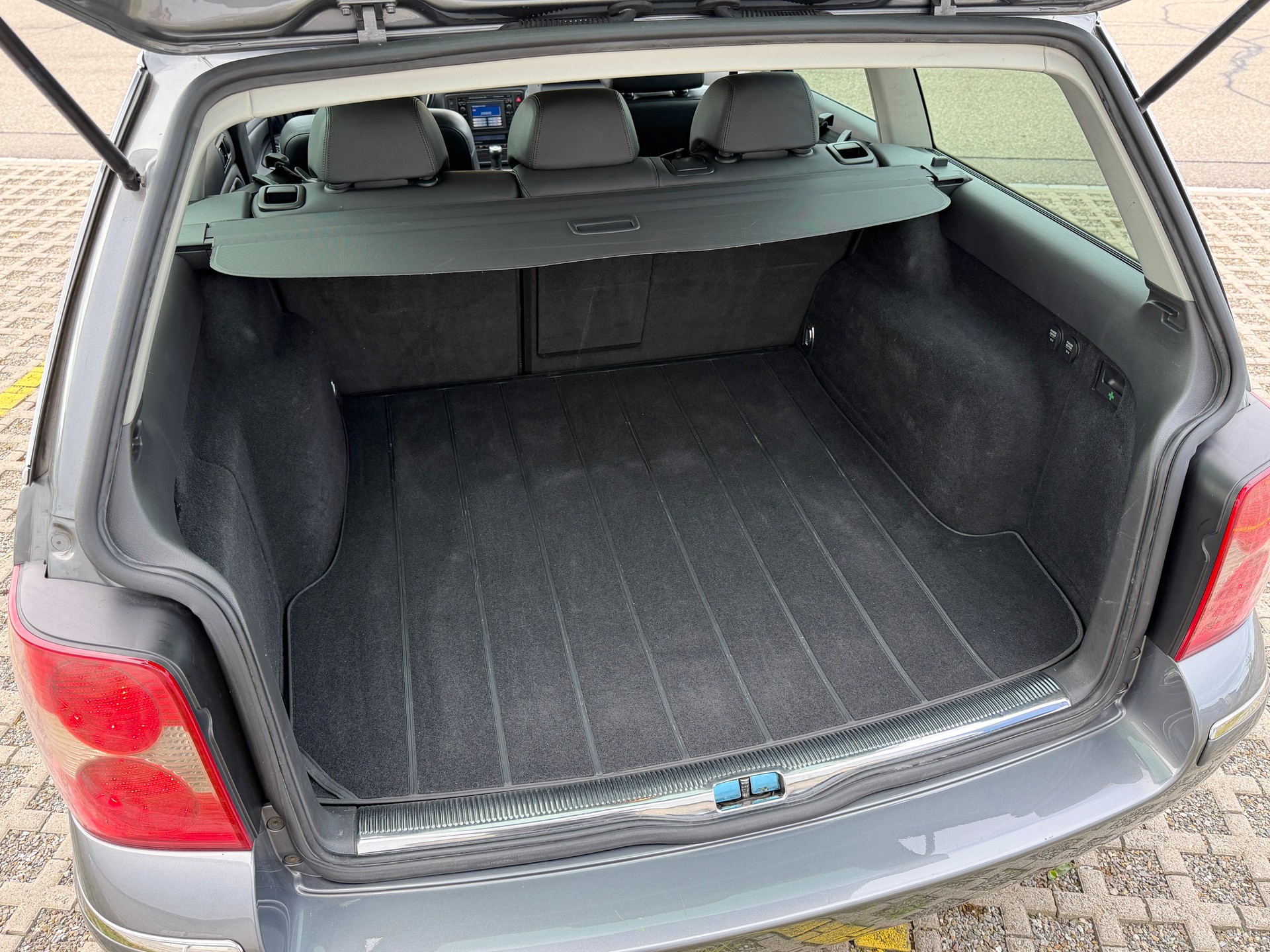VW Passat Variant 1.9 TDI 4Motion Highline-image-24