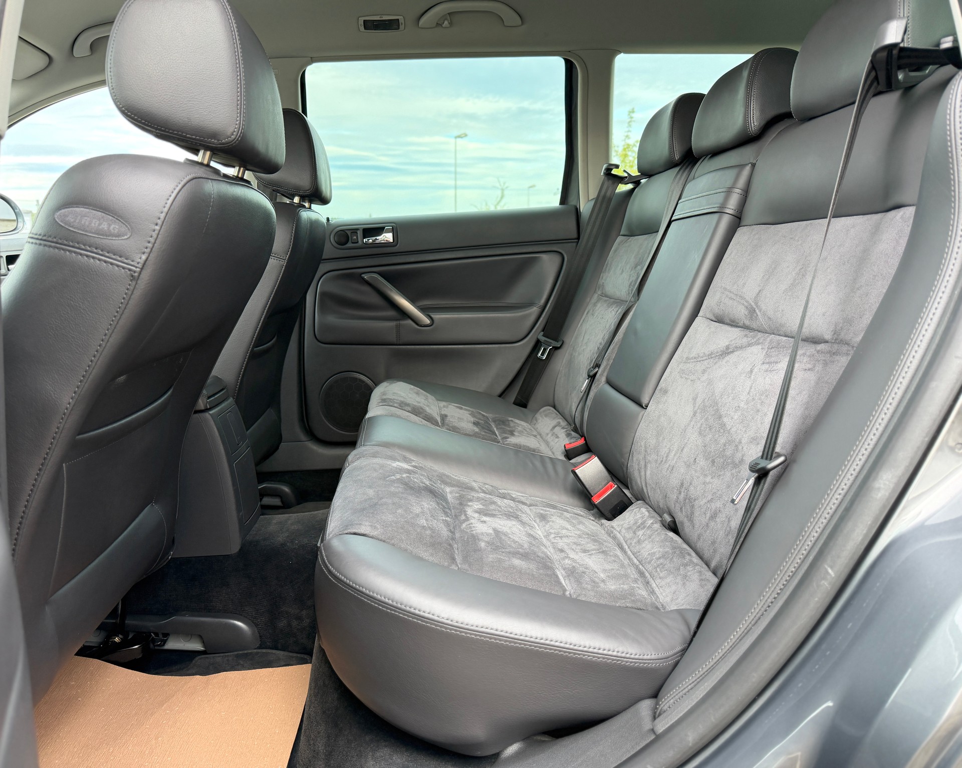 VW Passat Variant 1.9 TDI 4Motion Highline-image-19