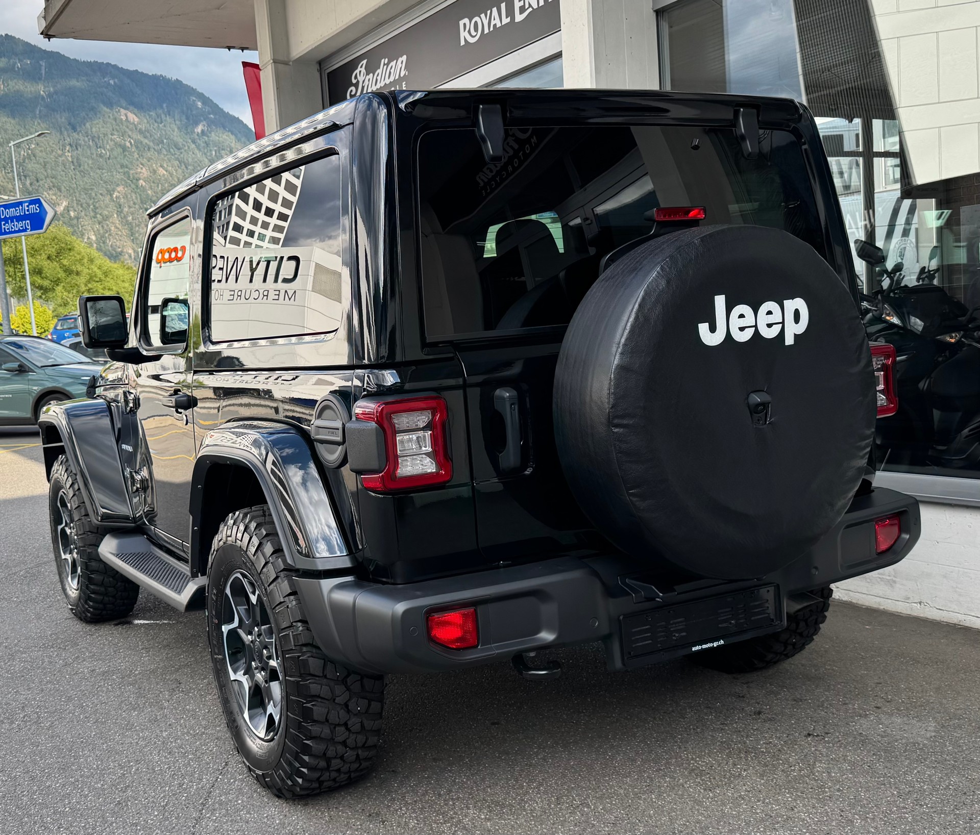 JEEP Wrangler 2.0 Sahara Automatic-image-3