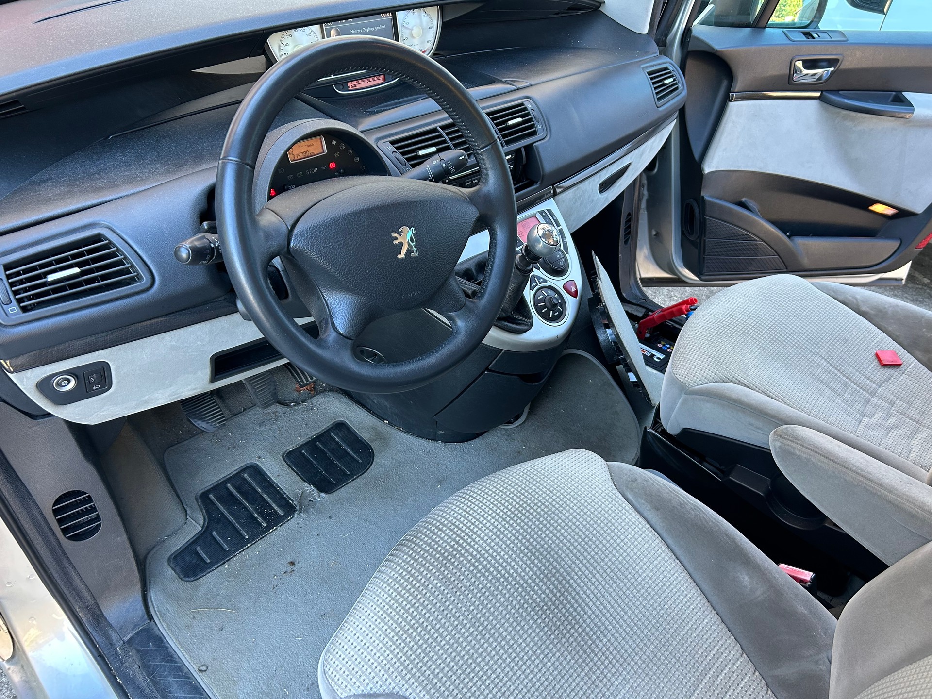 PEUGEOT 807 2.0 16V HDi Active-image-9