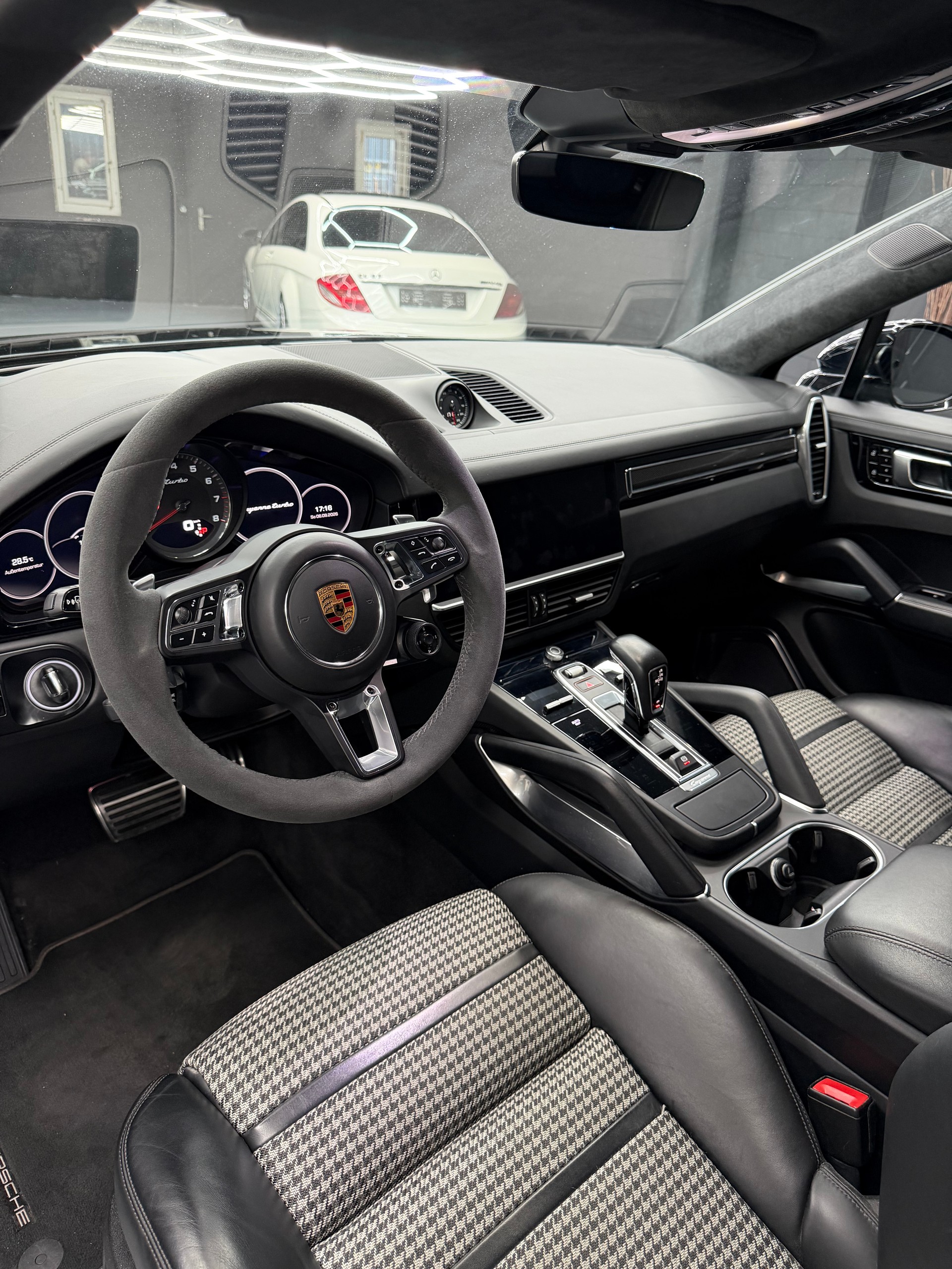 PORSCHE Cayenne Turbo Coupé-image-14