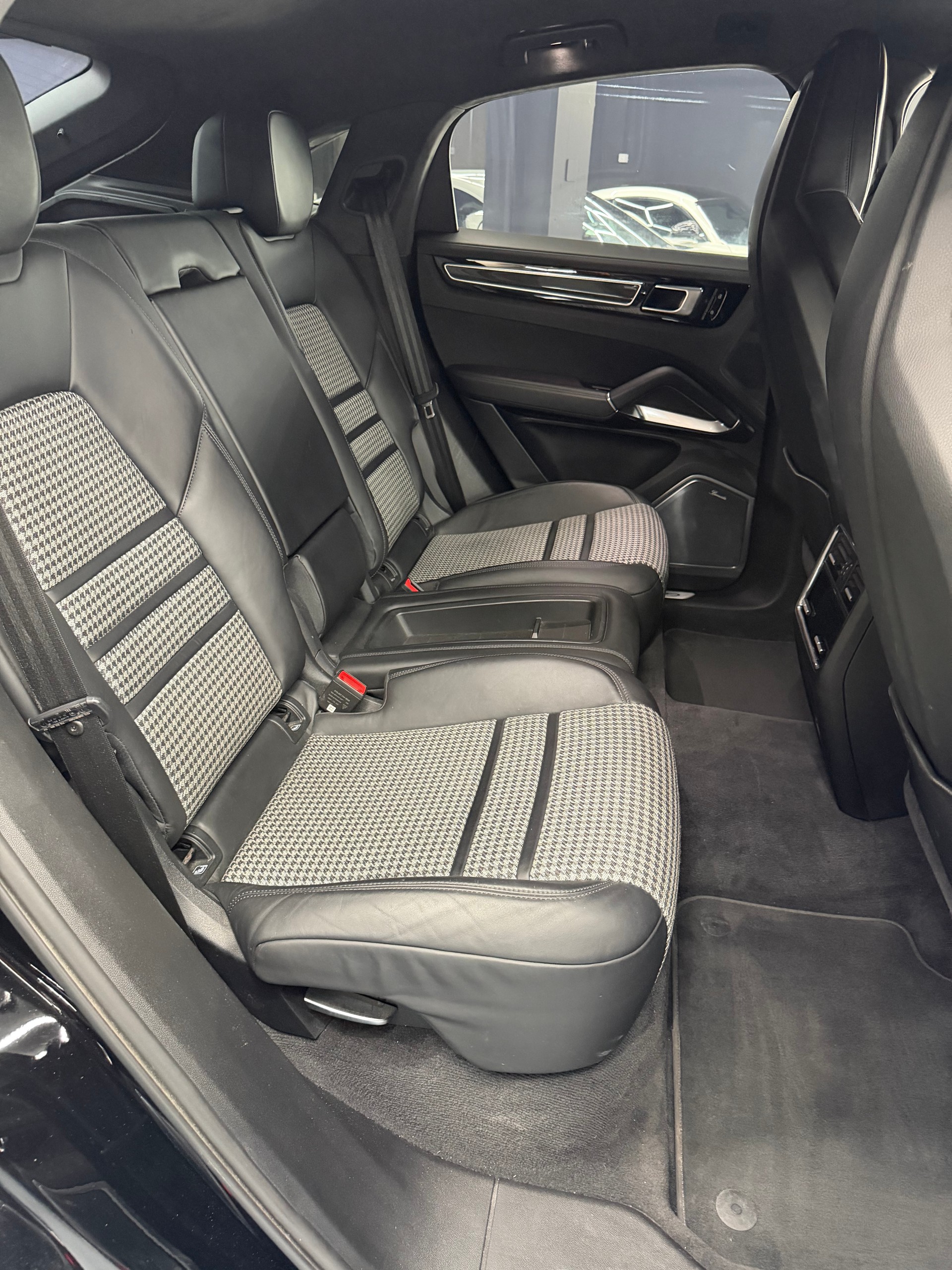PORSCHE Cayenne Turbo Coupé-image-17