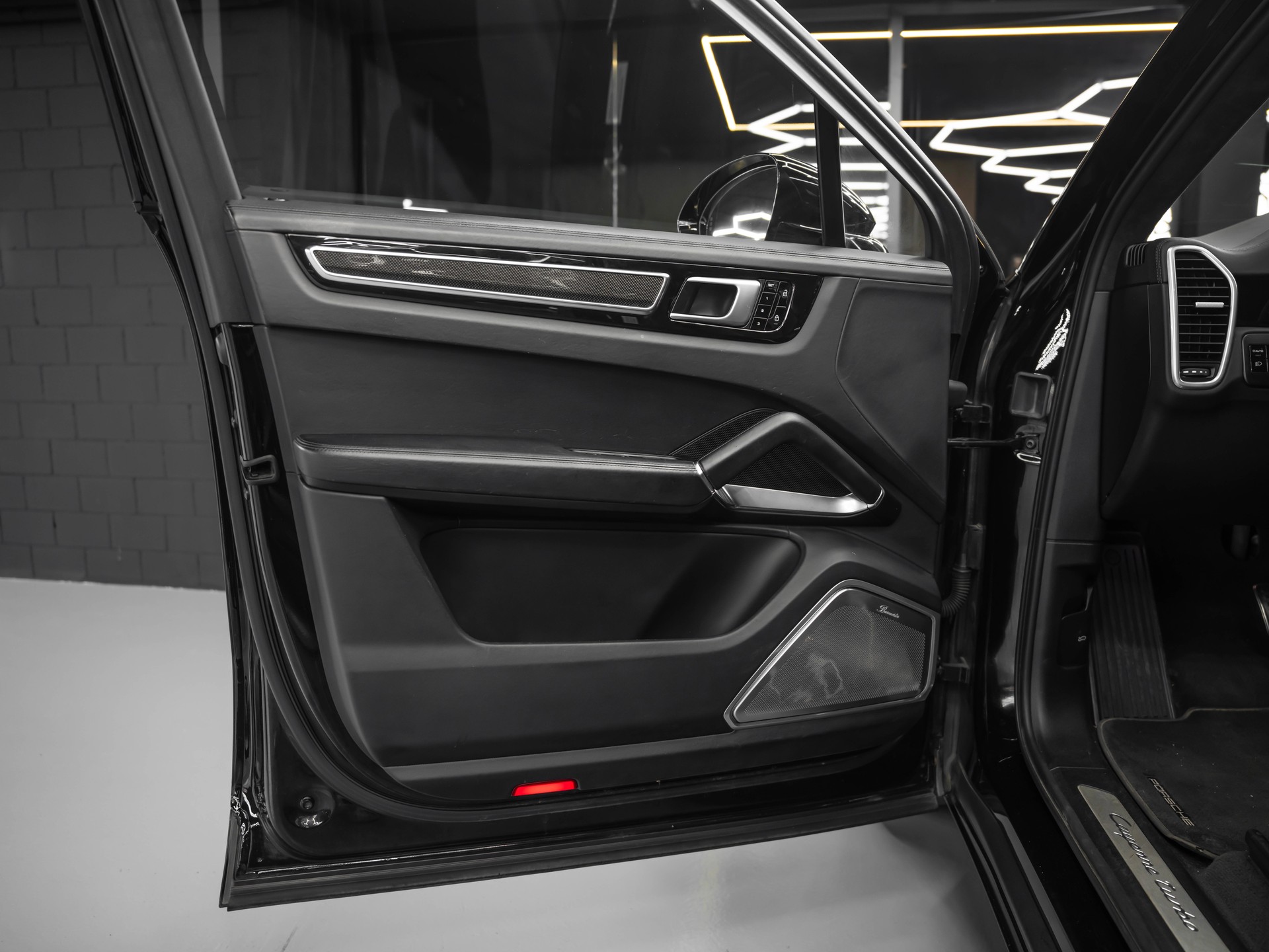 PORSCHE Cayenne Turbo Coupé-image-19